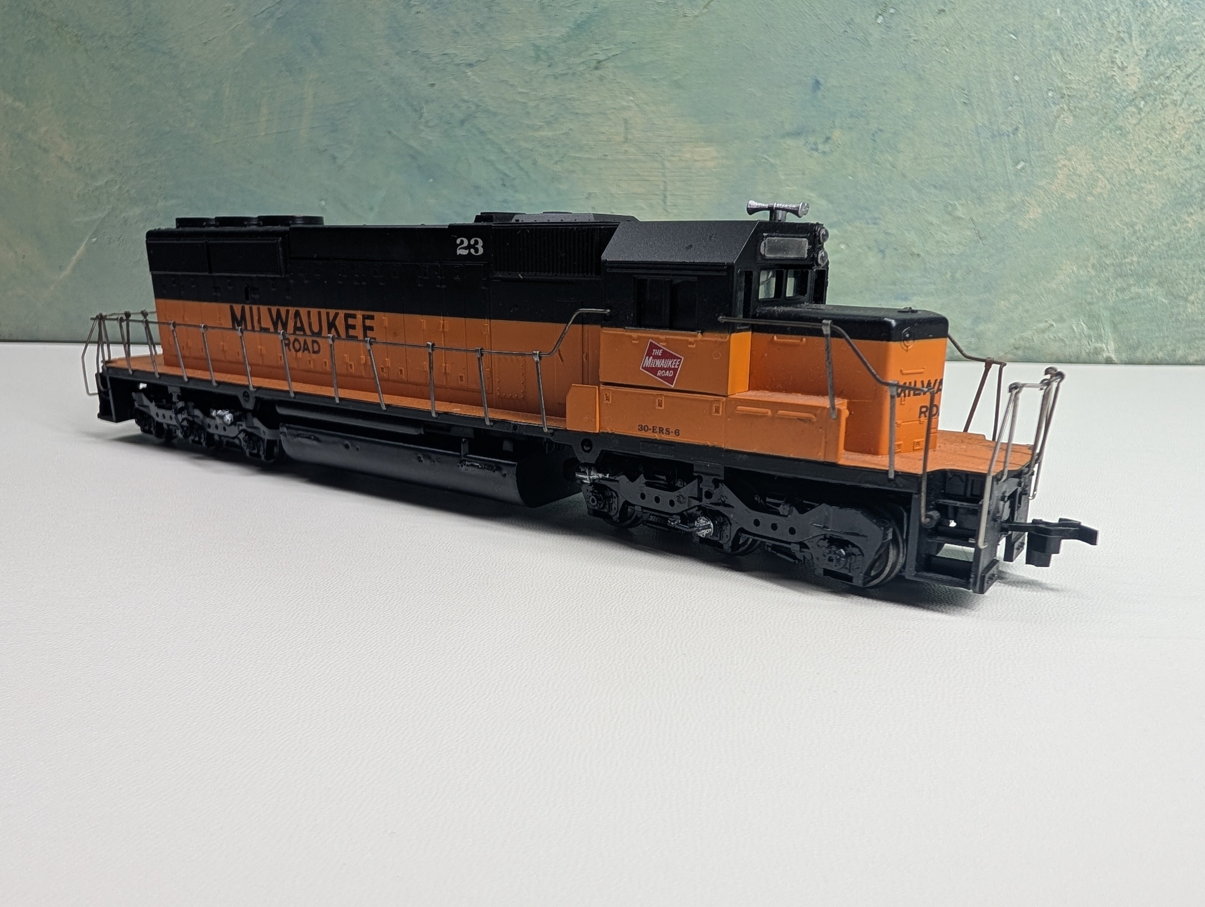 USED Athearn HO Scale SD40-2 Diesel Locomotive Milwaukee Road MILW #23 Tested DC