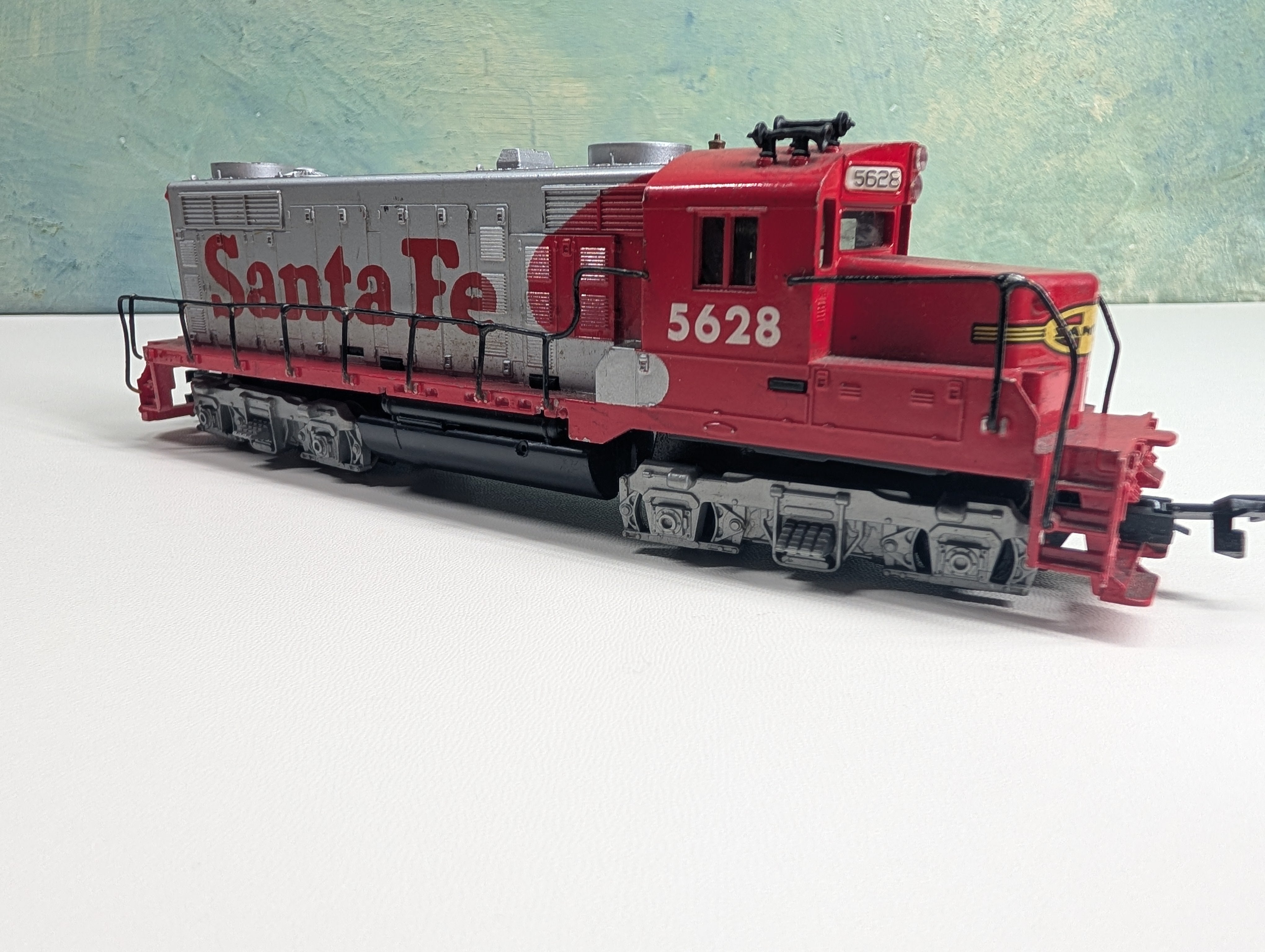 USED Tyco HO Scale GP-20 Diesel Locomotive Santa Fe #5628 Tested DC