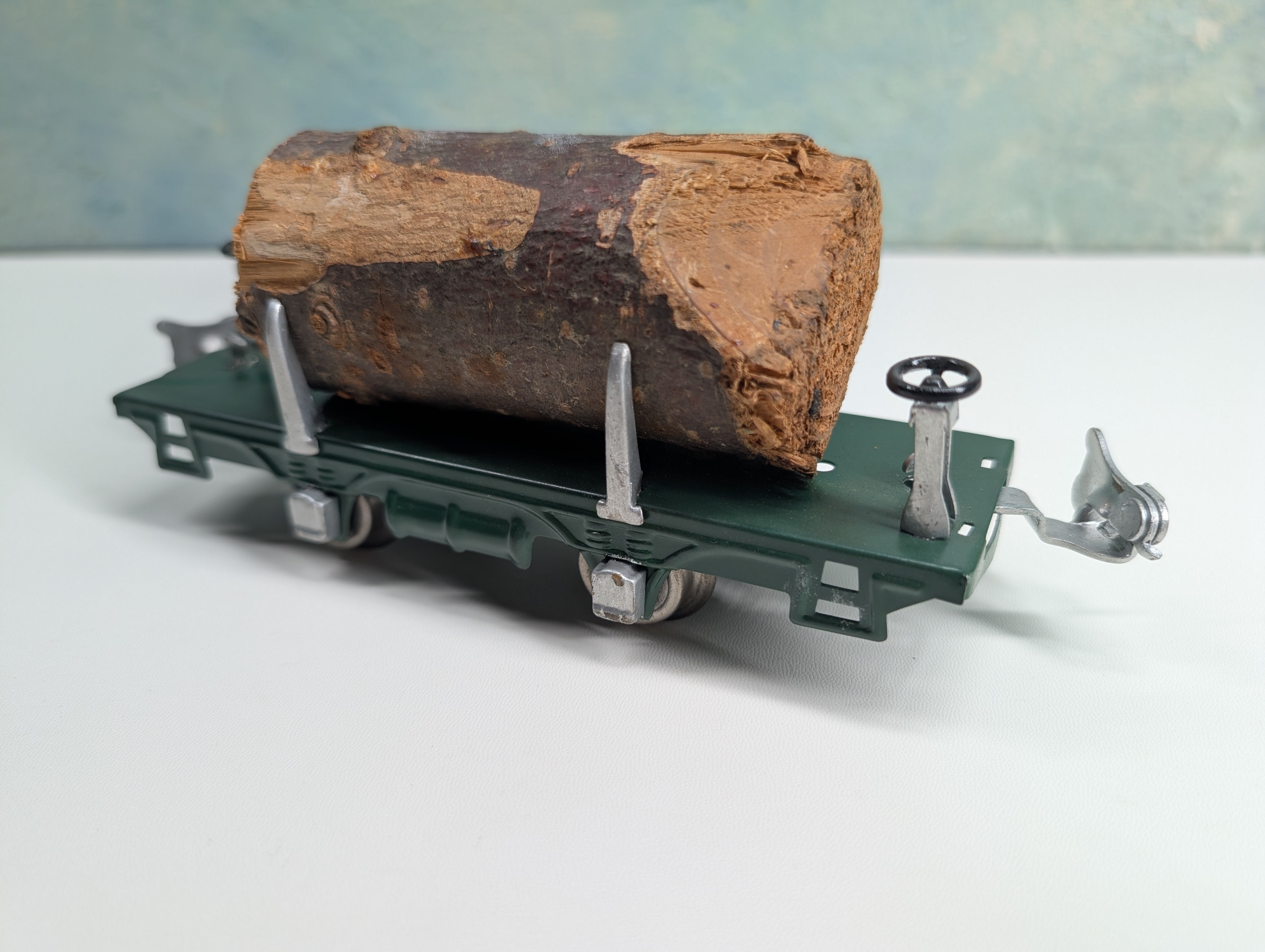 USED Lionel 831 O Flat Cart w/ Lumber Load, Tin Green
