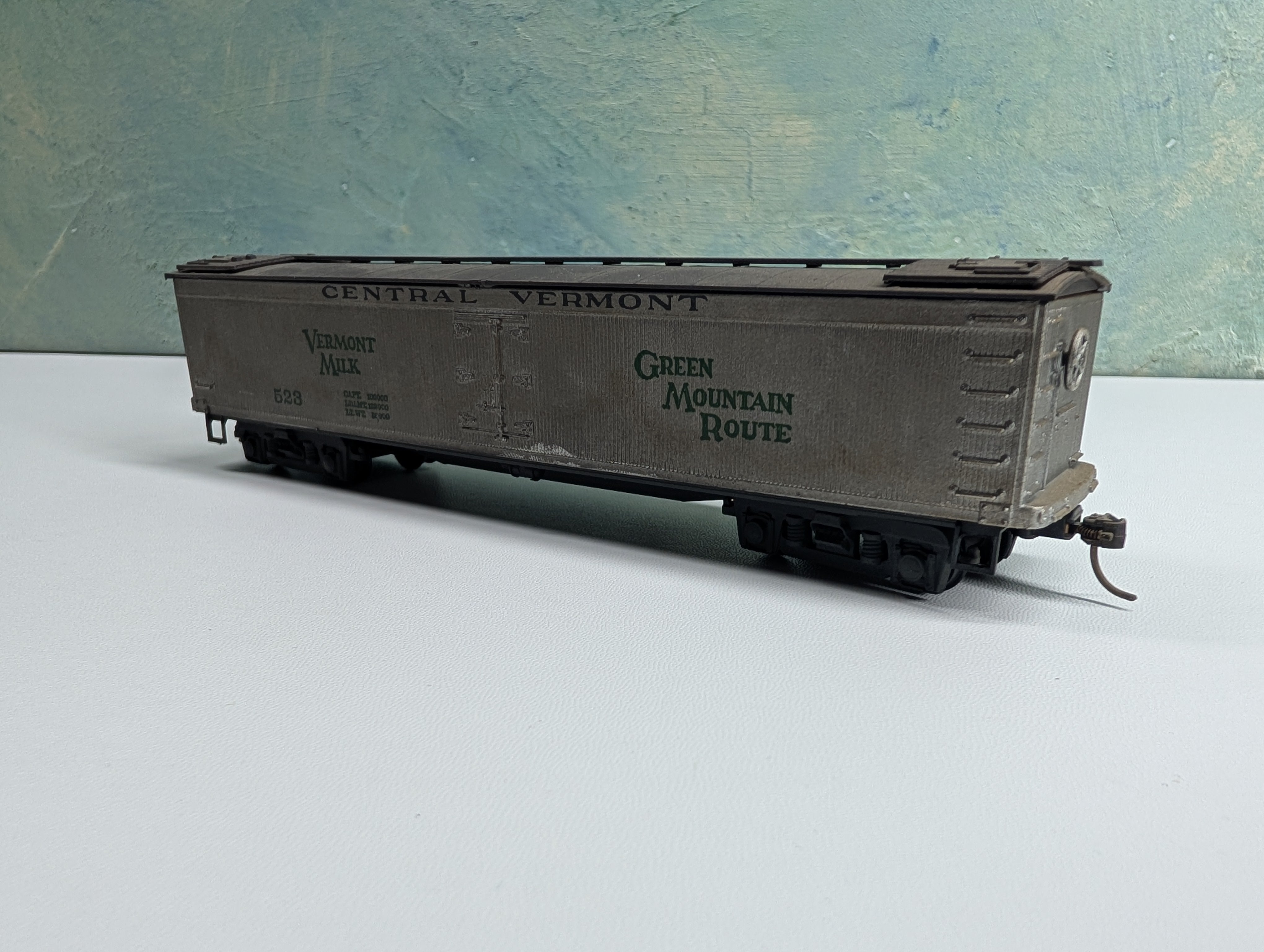 USED Athearn HO Scale Milk Tank Car Central Vermont #523 Vermont Milk, Weathered