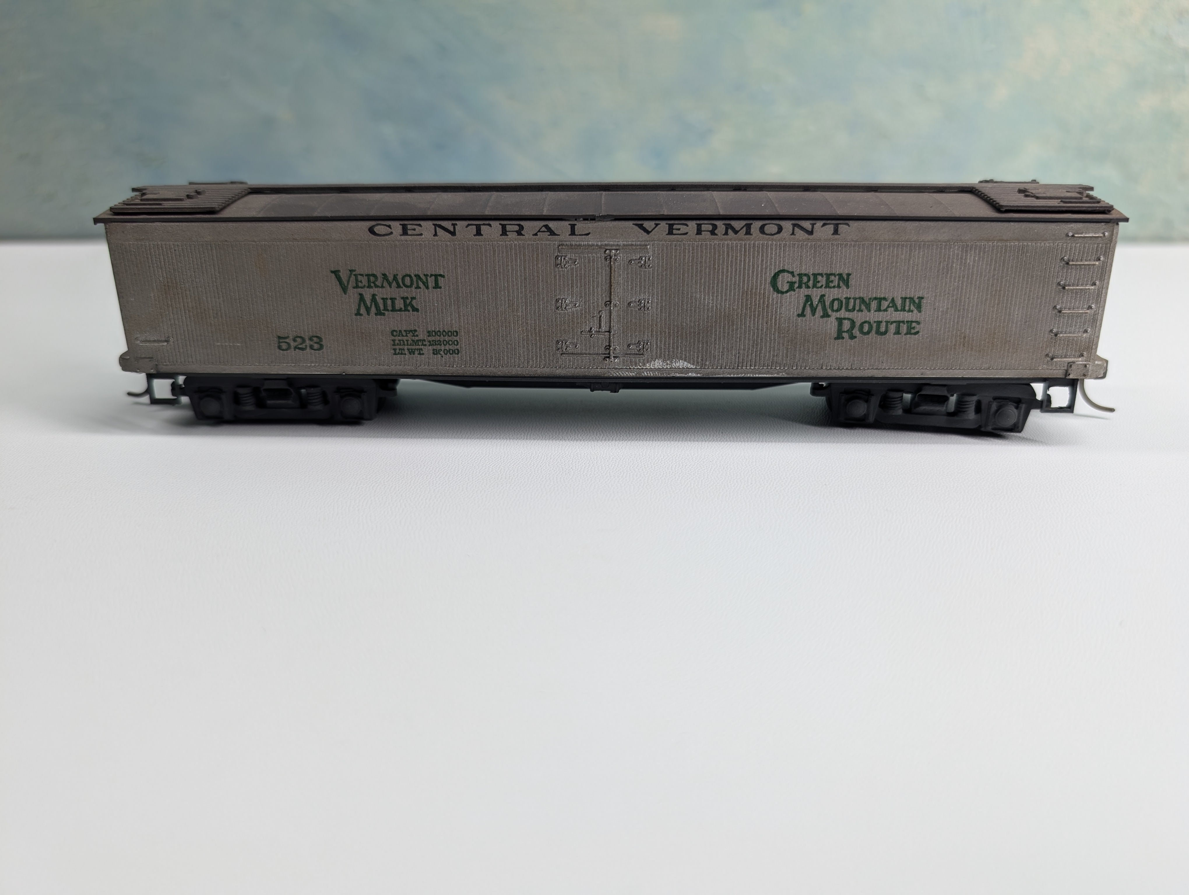 USED Athearn HO Scale Milk Tank Car Central Vermont #523 Vermont Milk, Weathered