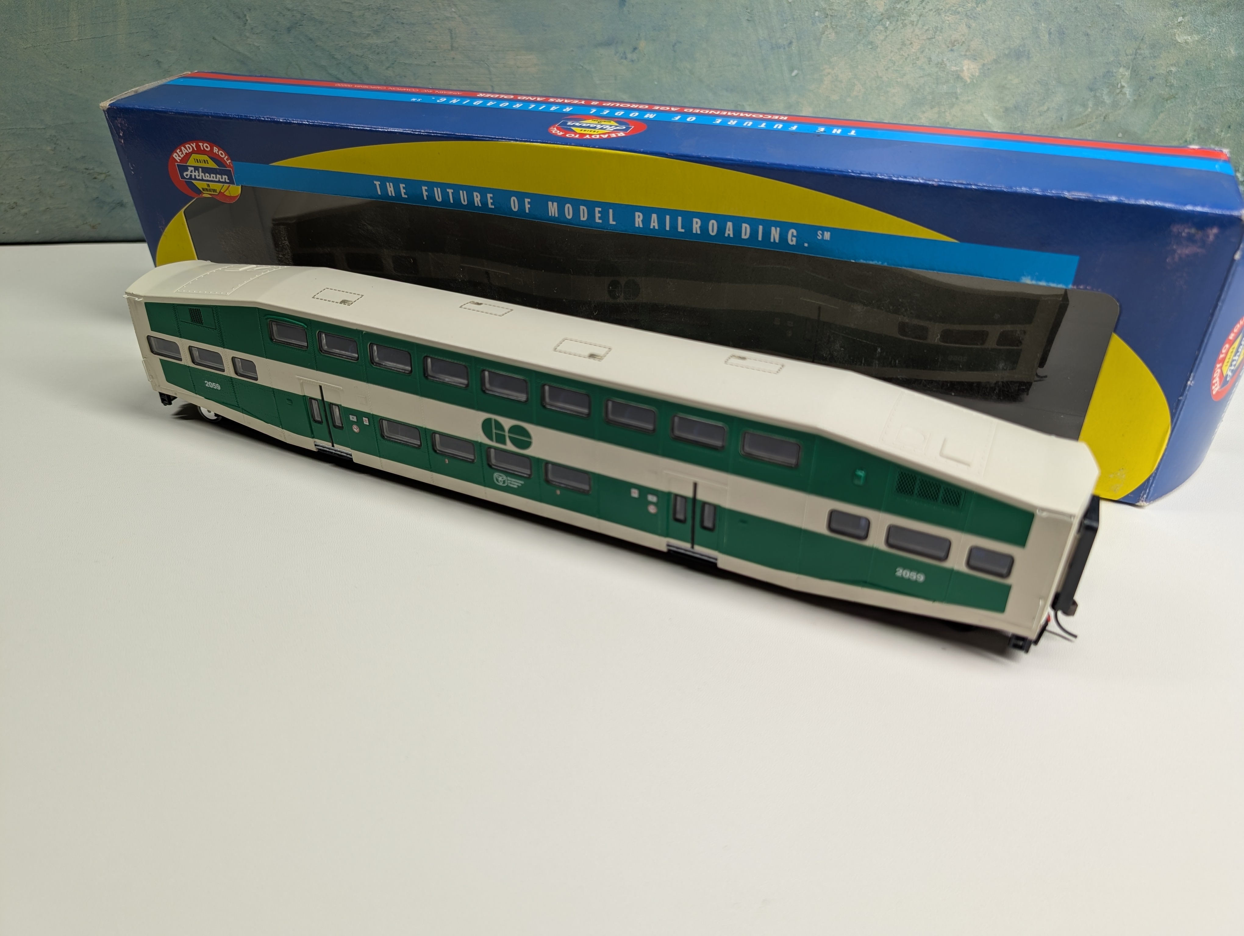 USED Athearn 2561 HO Scale Bombardier Coach Car GO Transit #2059