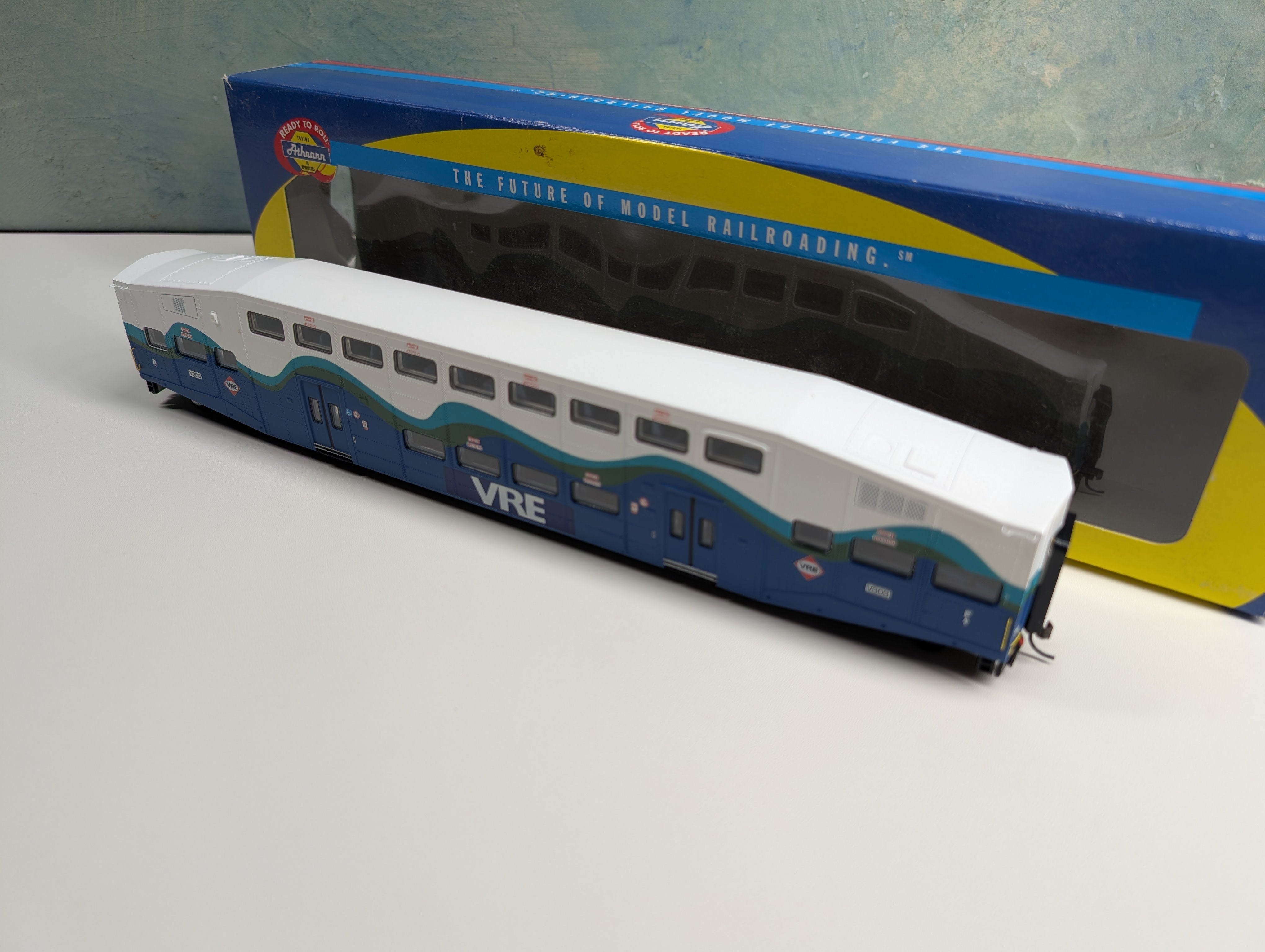 USED Athearn 2569 HO Scale Bombardier Coach Car VRE #303