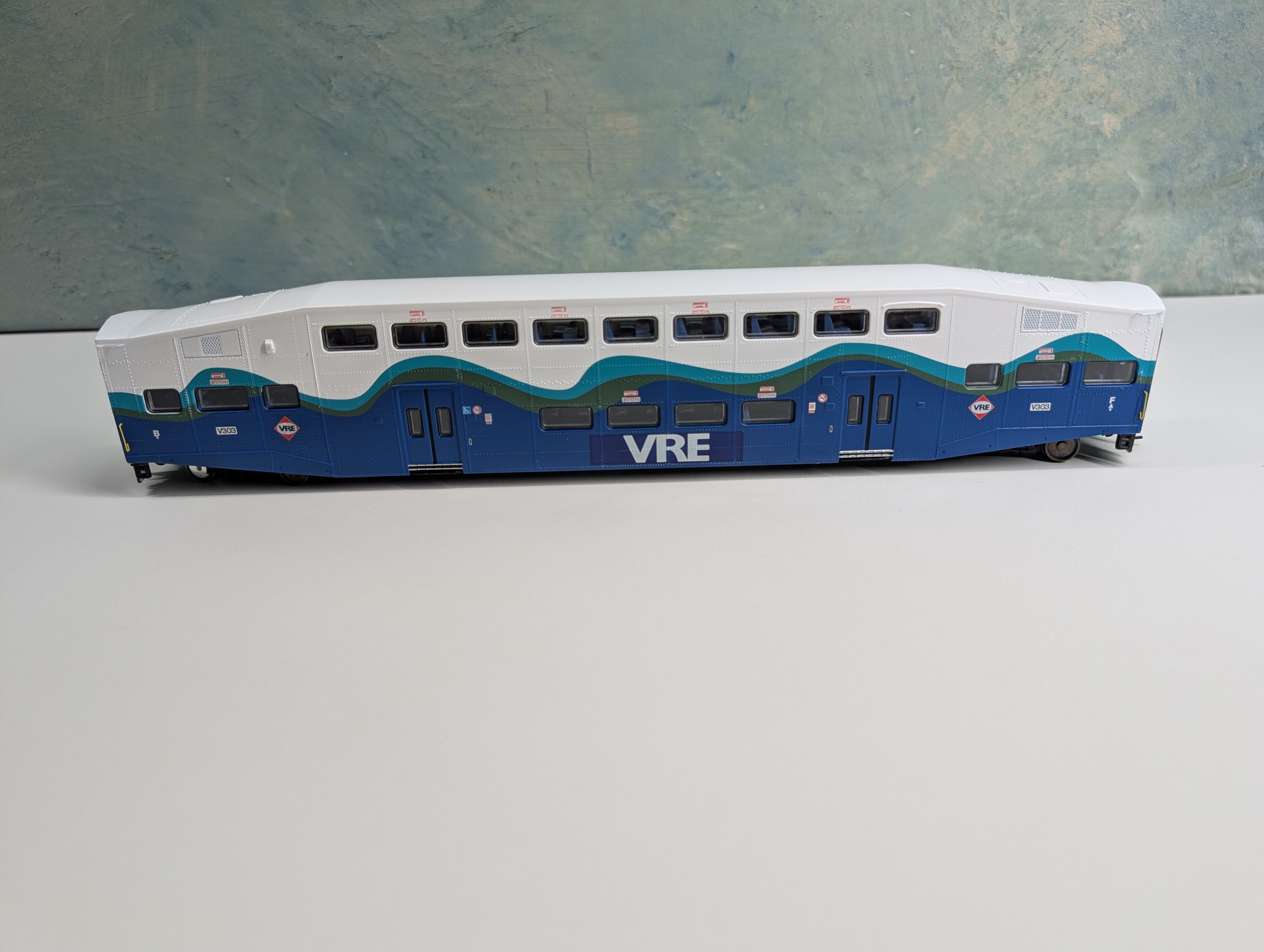 USED Athearn 2569 HO Scale Bombardier Coach Car VRE #303