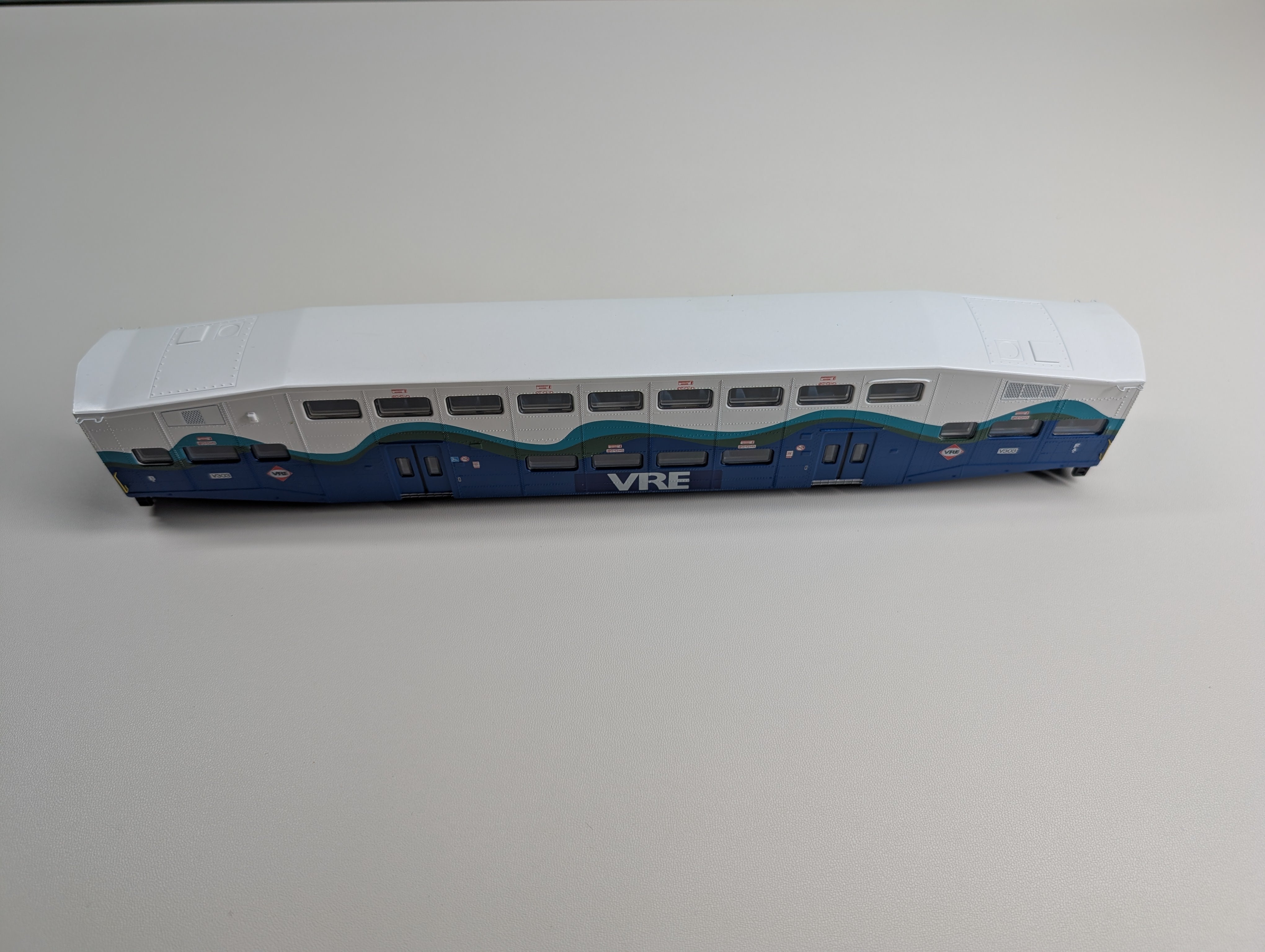 USED Athearn 2569 HO Scale Bombardier Coach Car VRE #303