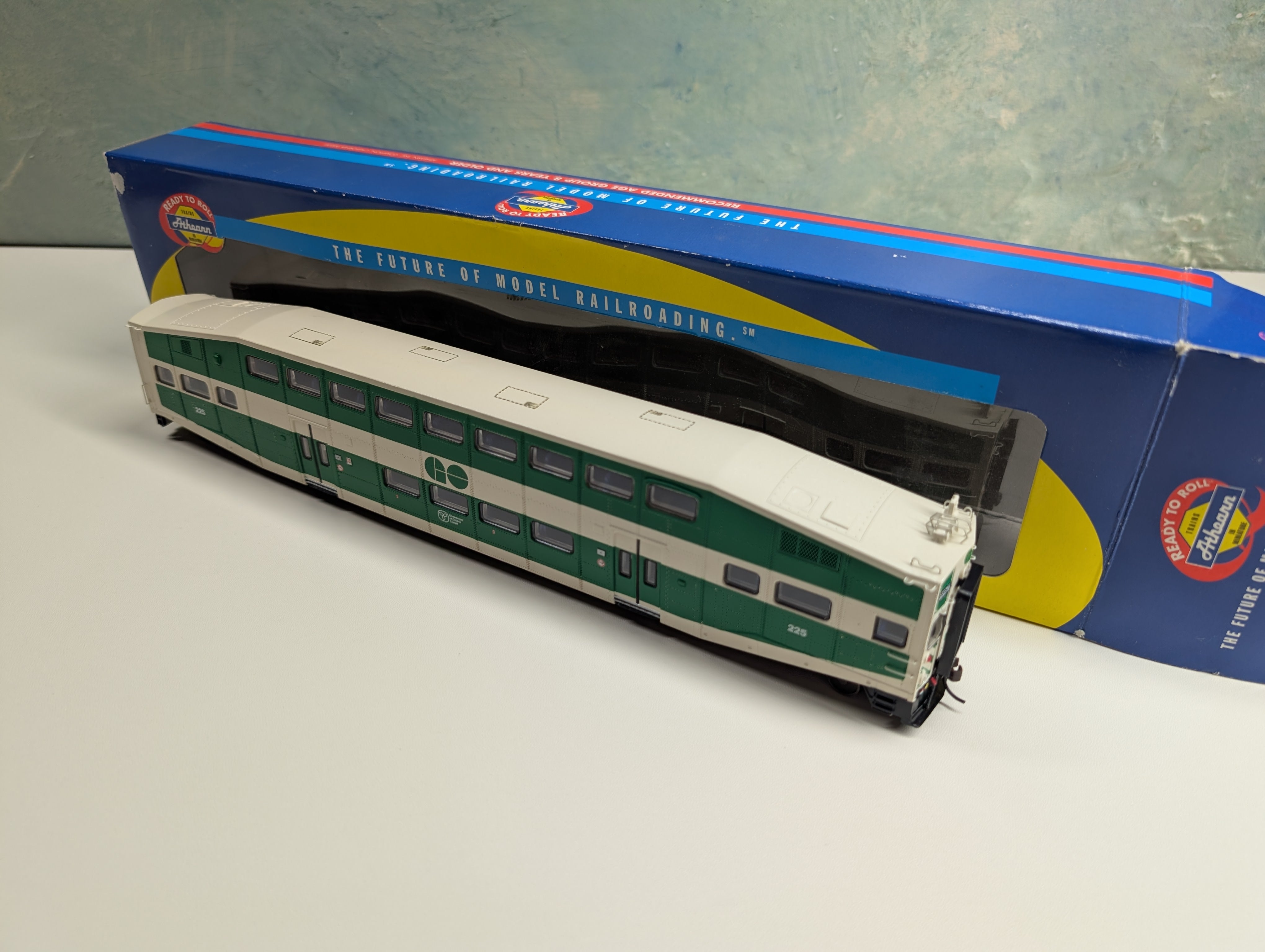 USED Athearn 2541 HO Scale Bombardier Control Car GO Transit #225