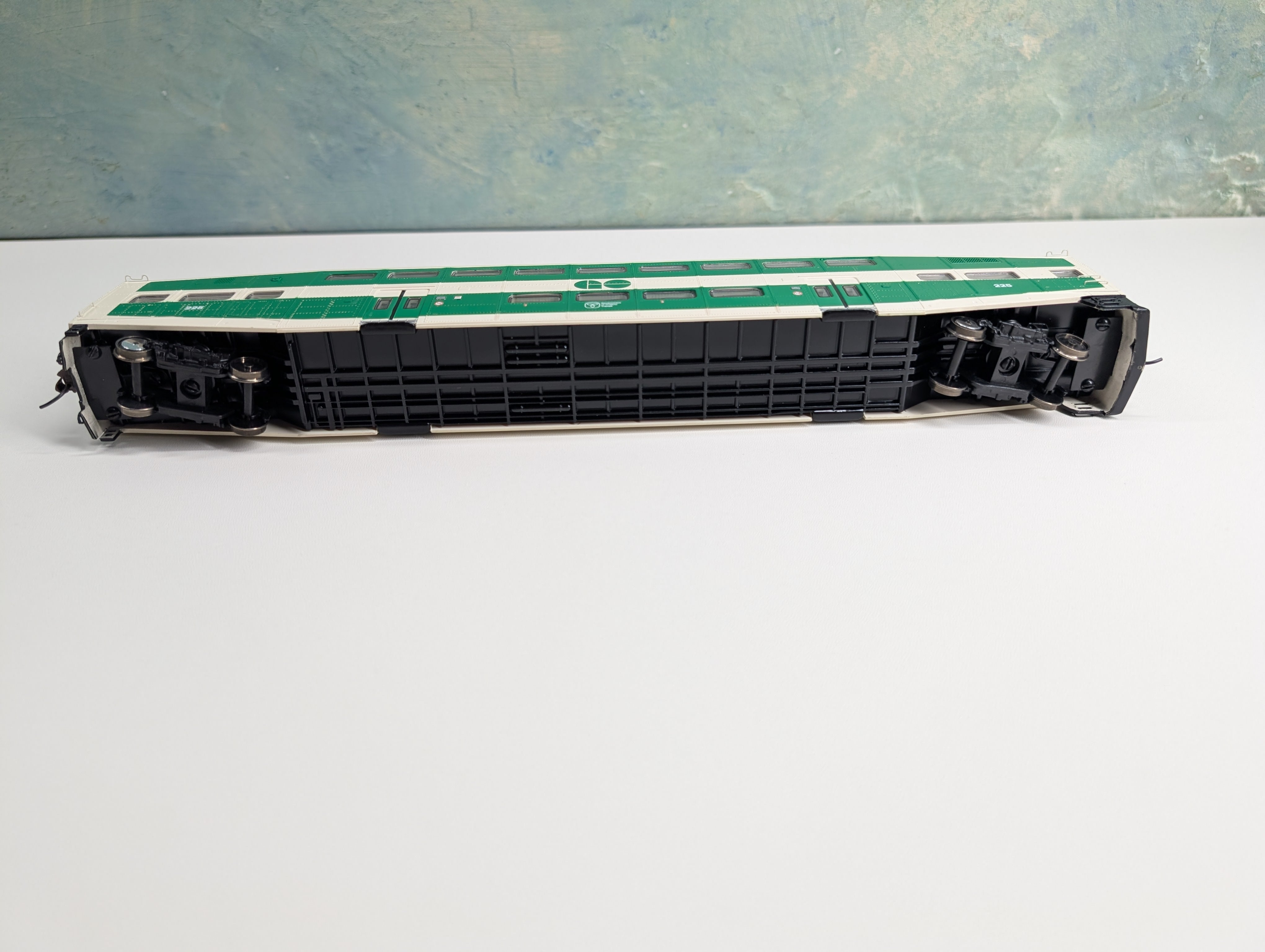 USED Athearn 2541 HO Scale Bombardier Control Car GO Transit #225