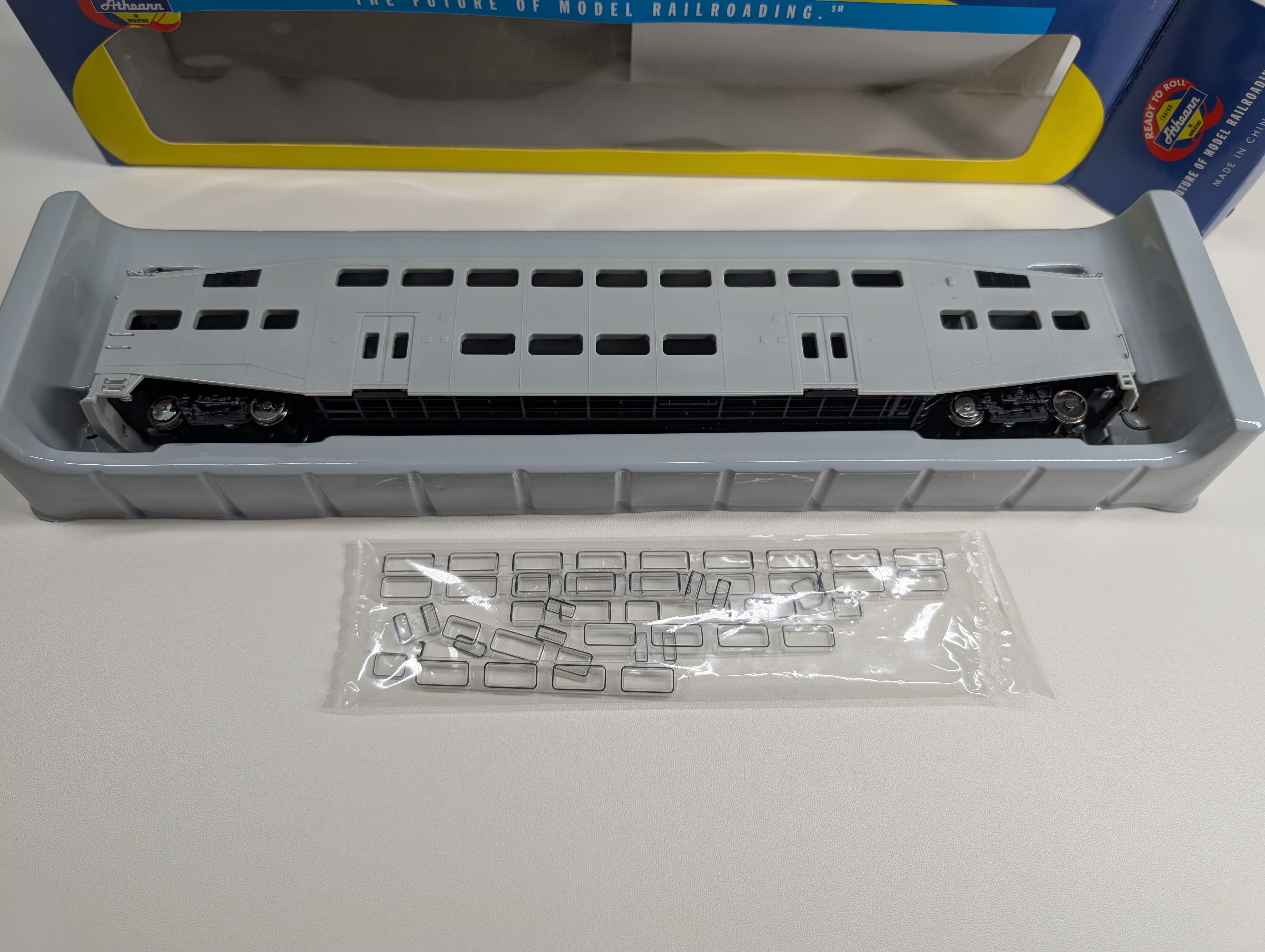 USED Athearn 2539 HO Scale Bombardier Cab Cars Gray Undecorated (2 pcs)