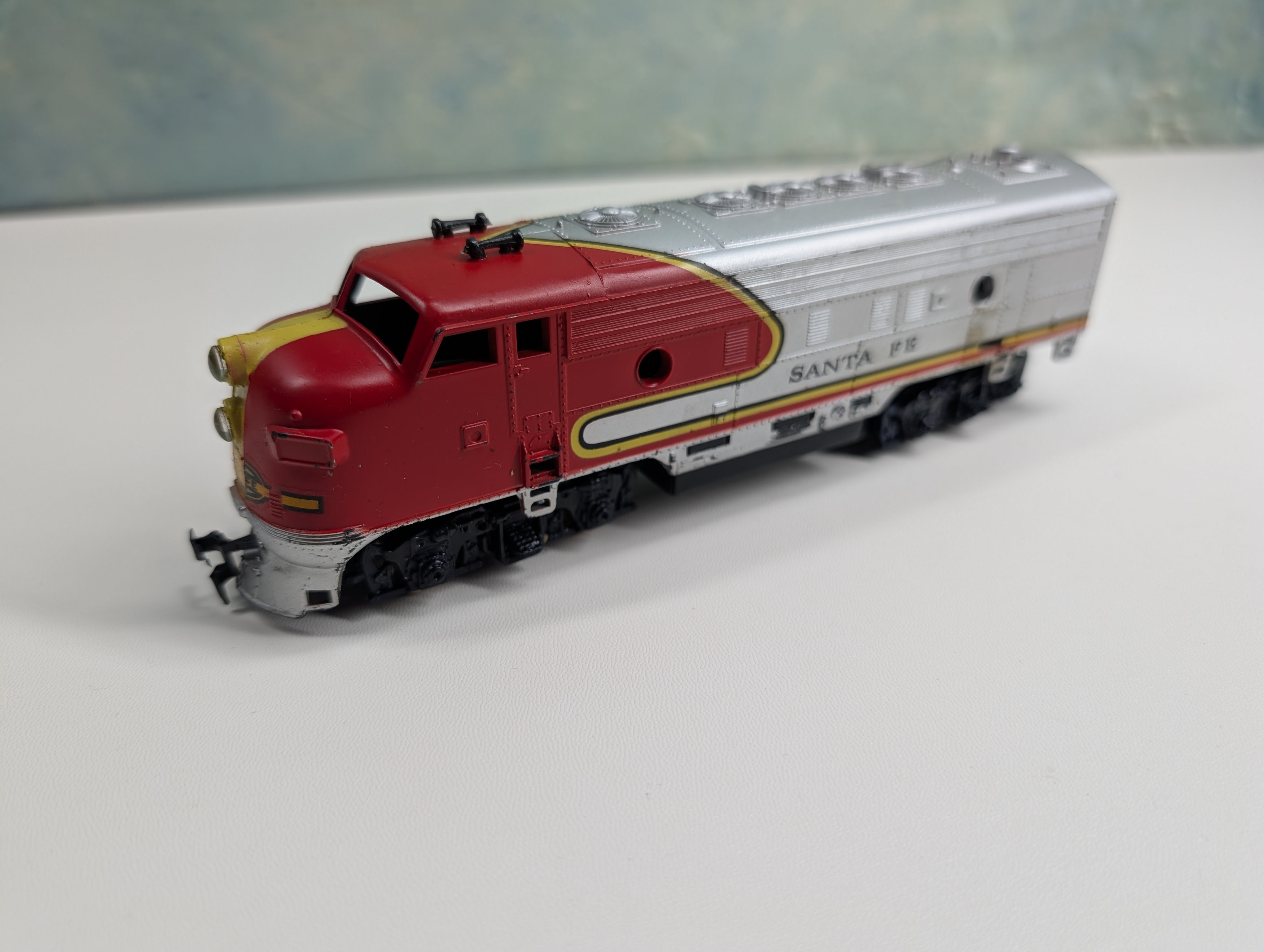 USED HO Scale F Diesel Locomotive Santa Fe Unpowered