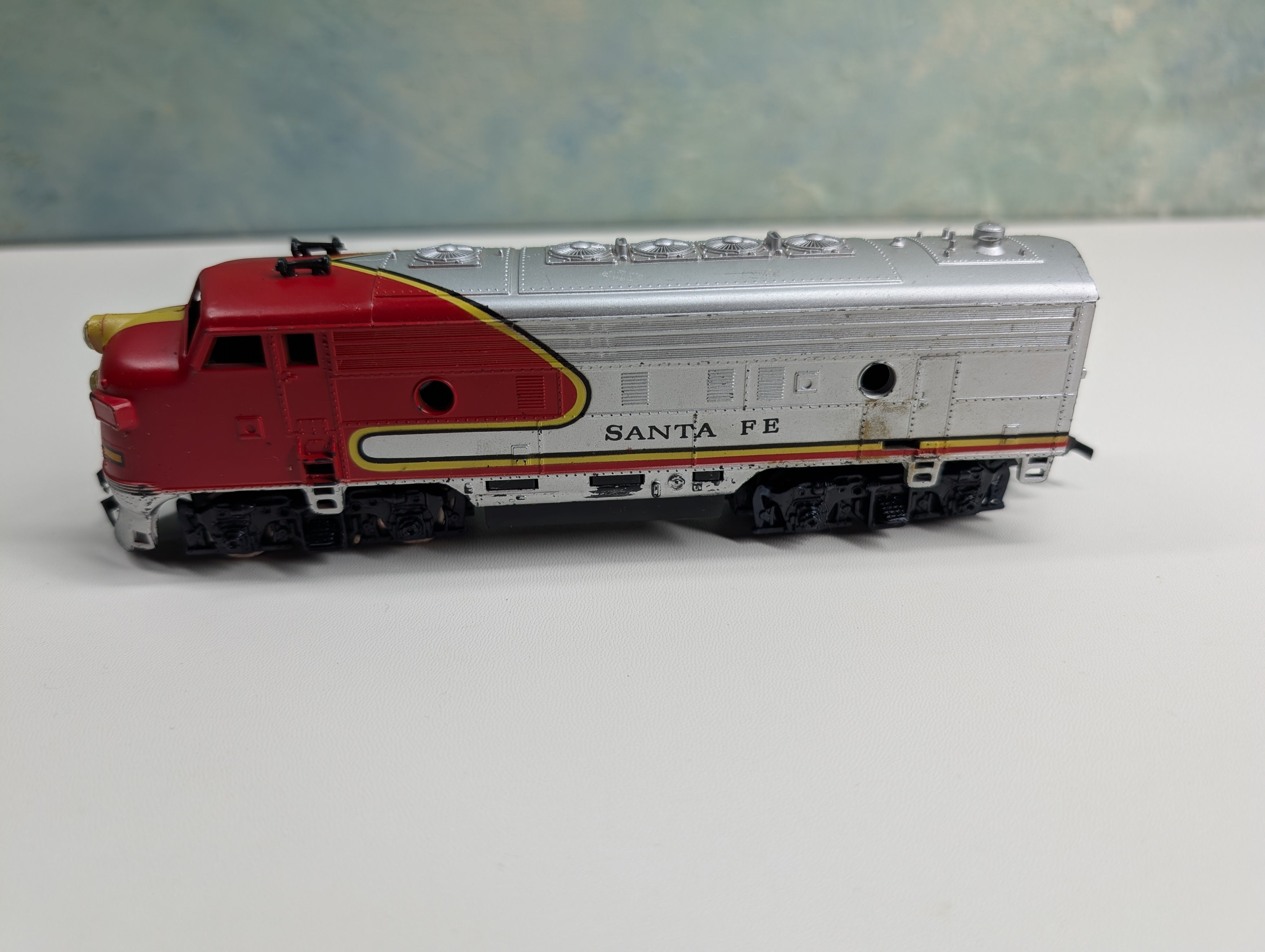 USED HO Scale F Diesel Locomotive Santa Fe Unpowered