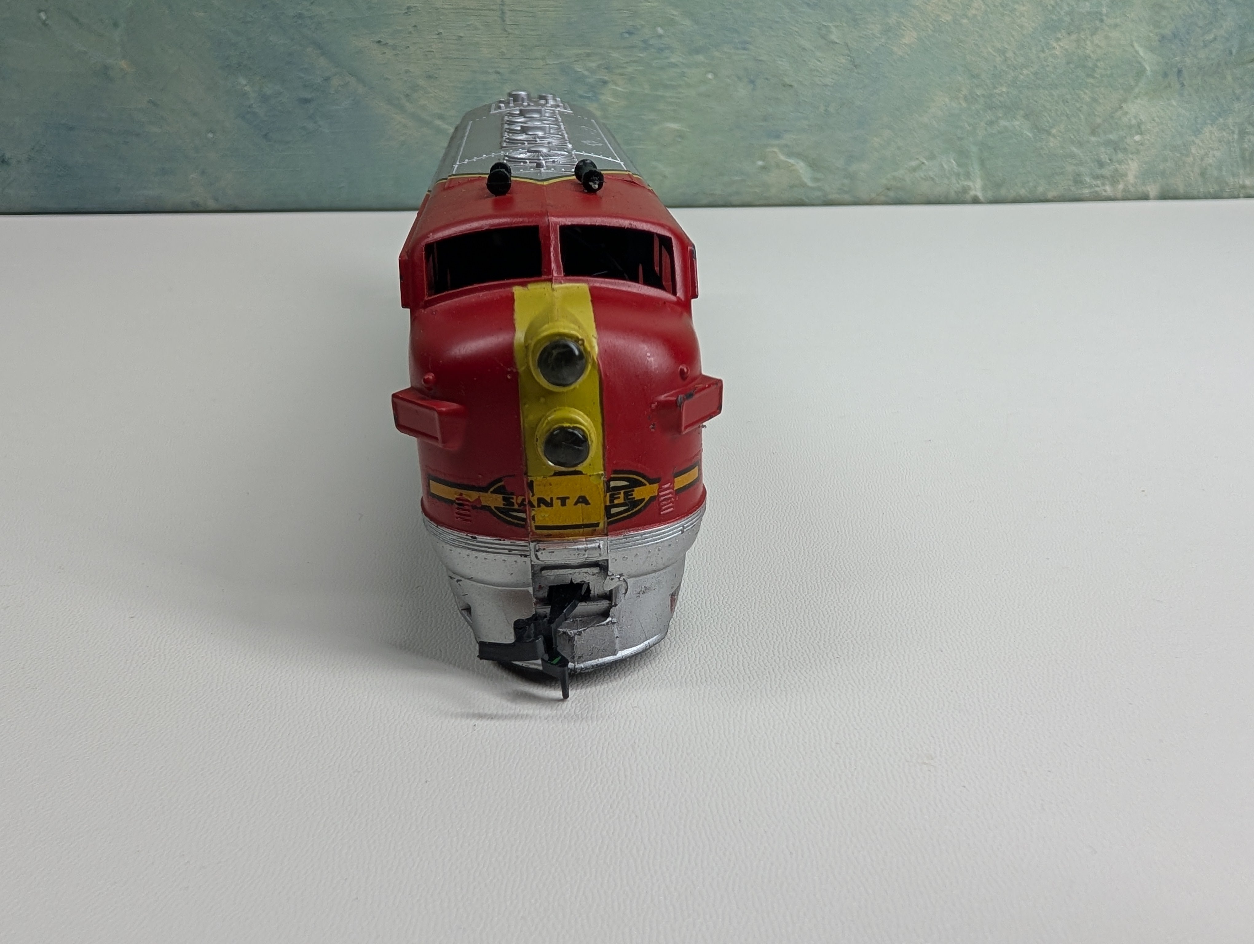 USED HO Scale F Diesel Locomotive Santa Fe Unpowered