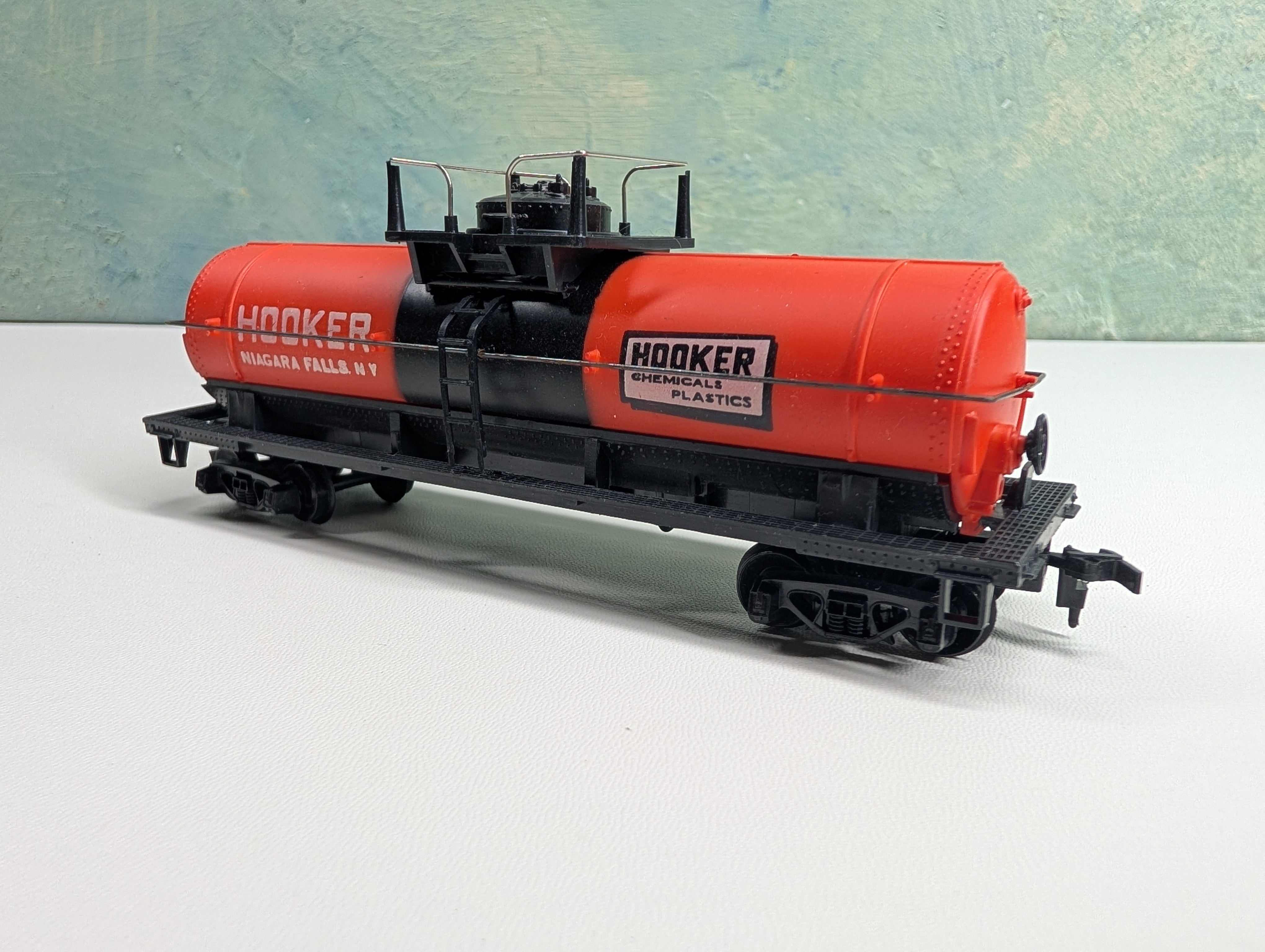 USED Tyco HO Scale Single Dome Tank Car Hooker