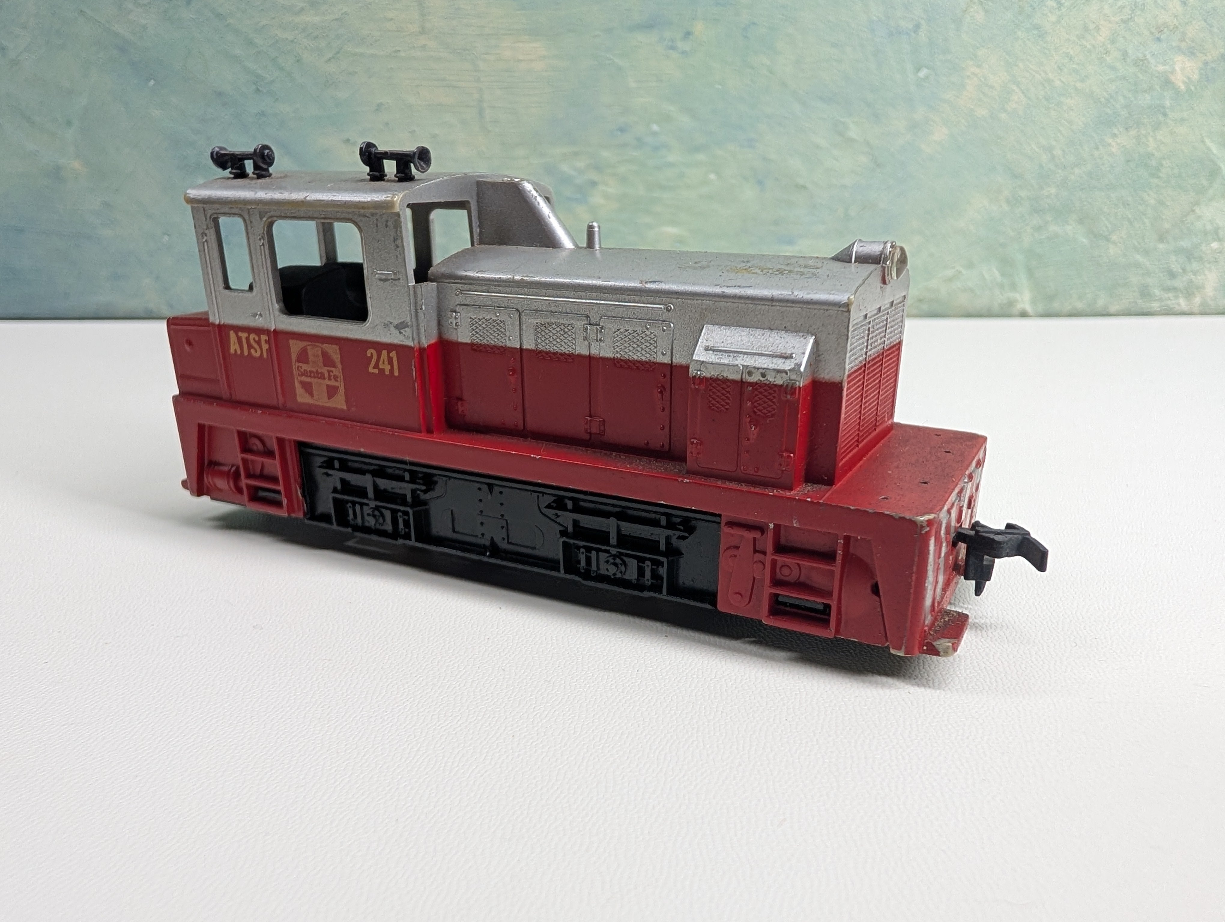 USED Tyco HO Scale Switcher Diesel Locomotive Santa Fe ATSF #241 Tested! DC