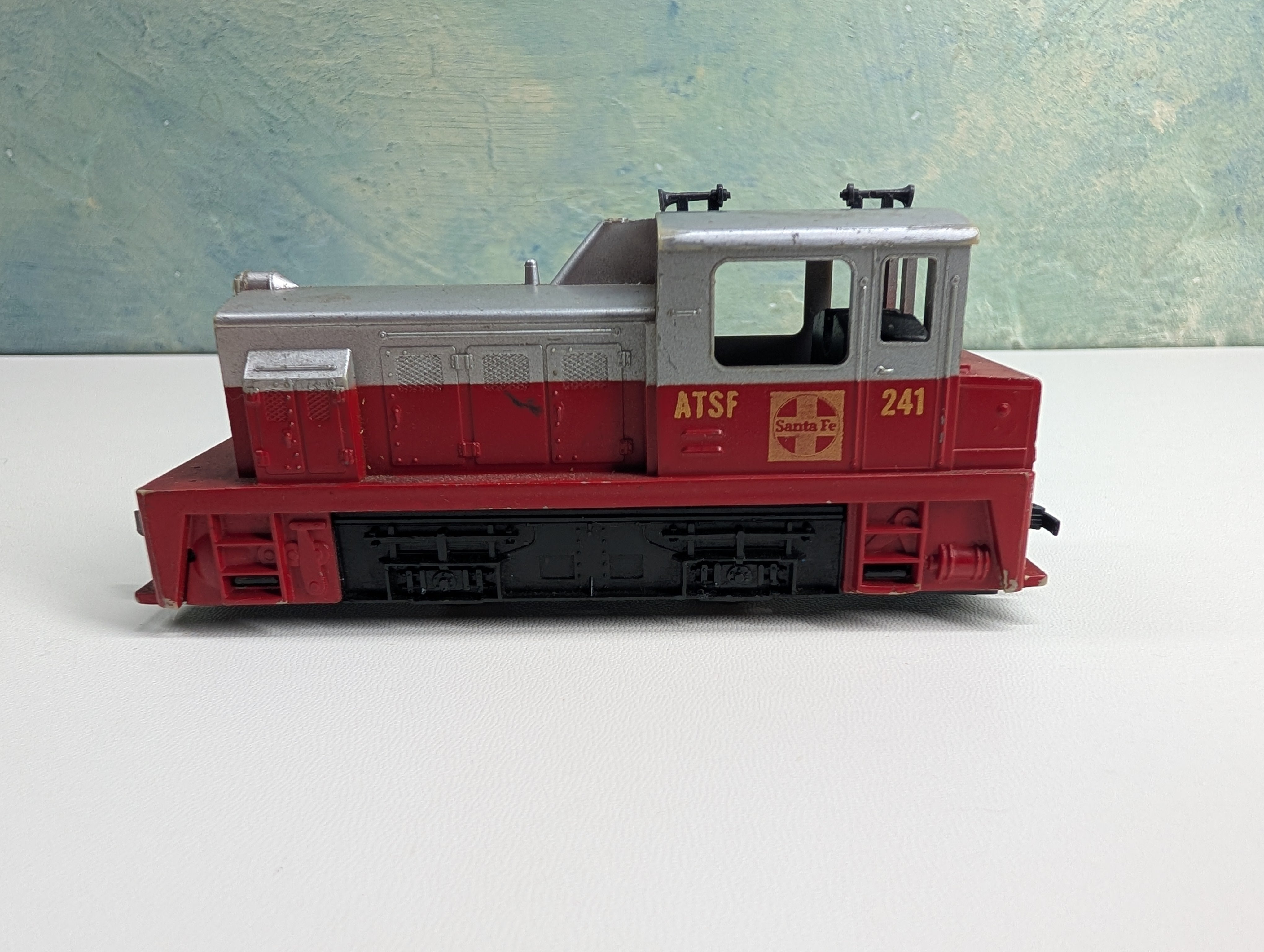 USED Tyco HO Scale Switcher Diesel Locomotive Santa Fe ATSF #241 Tested! DC