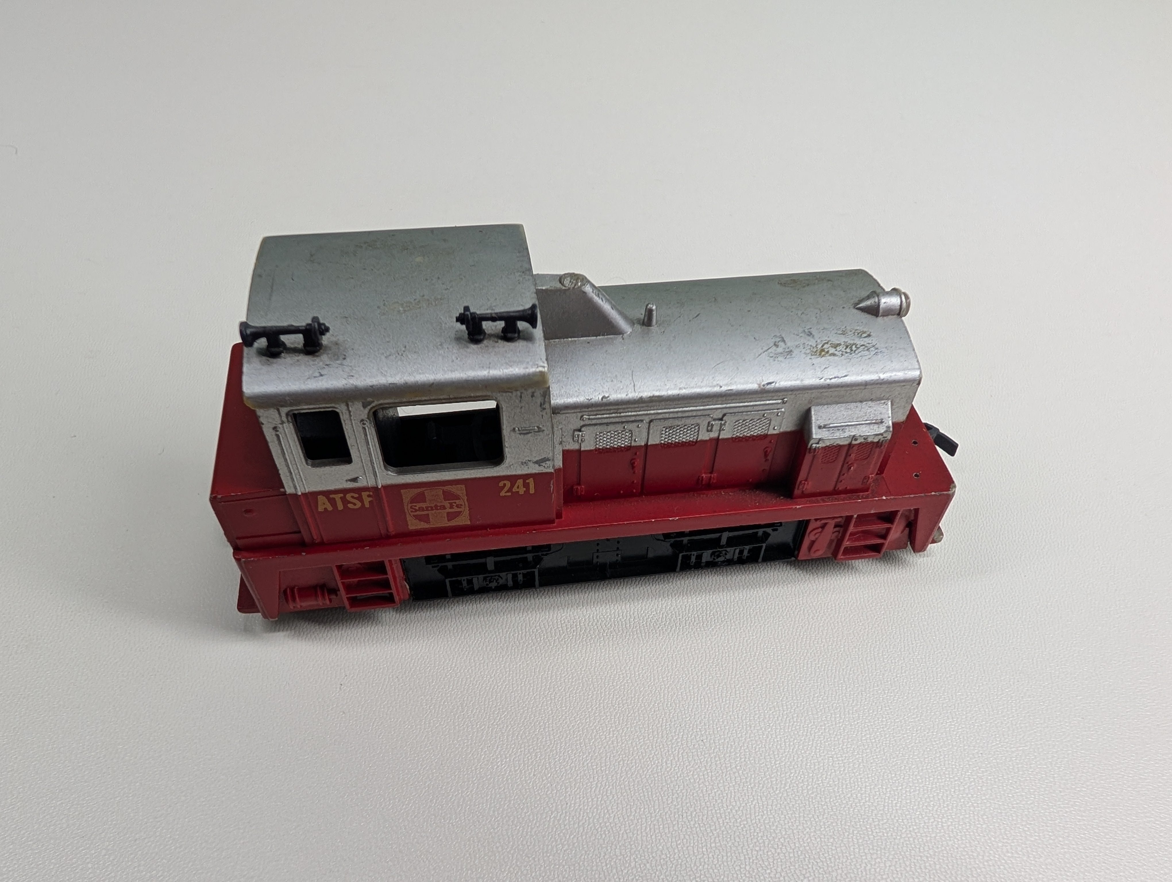 USED Tyco HO Scale Switcher Diesel Locomotive Santa Fe ATSF #241 Tested! DC