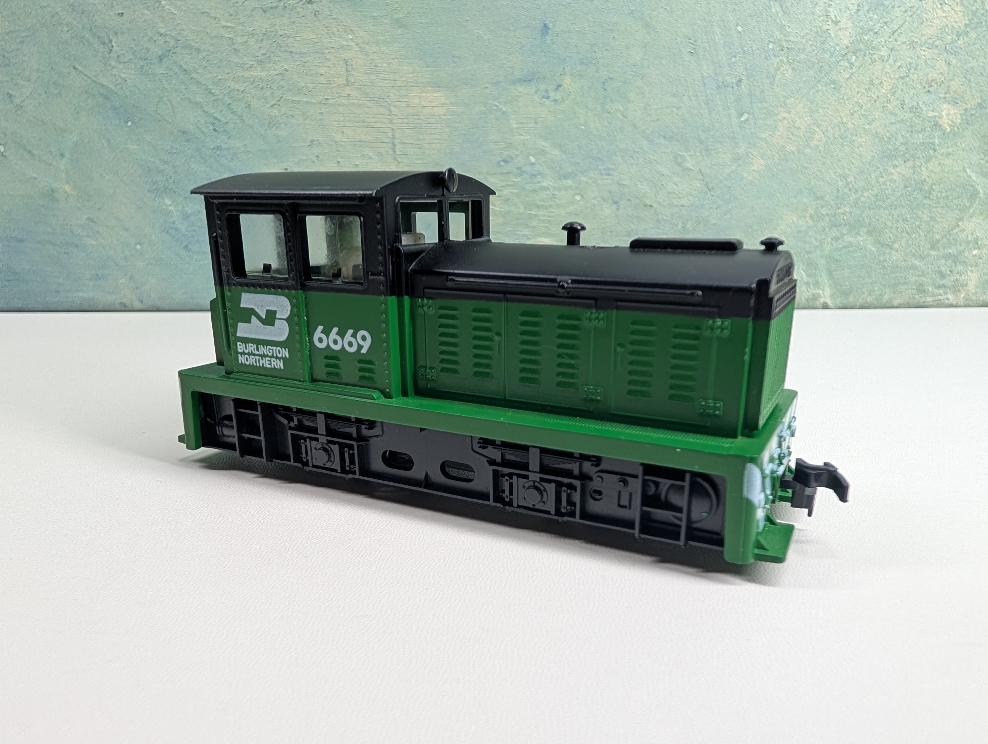 USED HO Scale Switcher Diesel Locomotive Burlington Northern #6669 Parts/Repairs