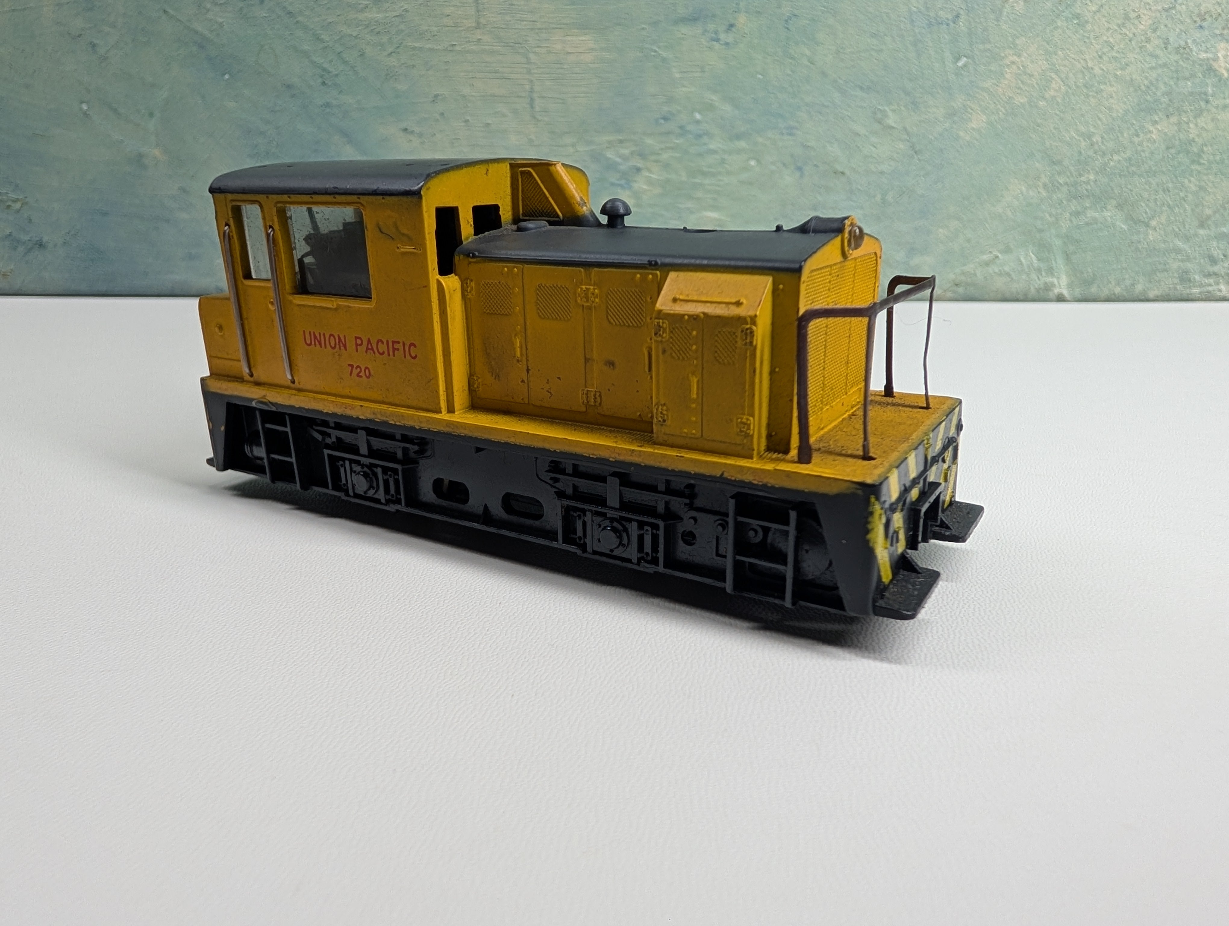 USED HO Scale Switcher Diesel Locomotive Union Pacific UP #720 Tested! DC