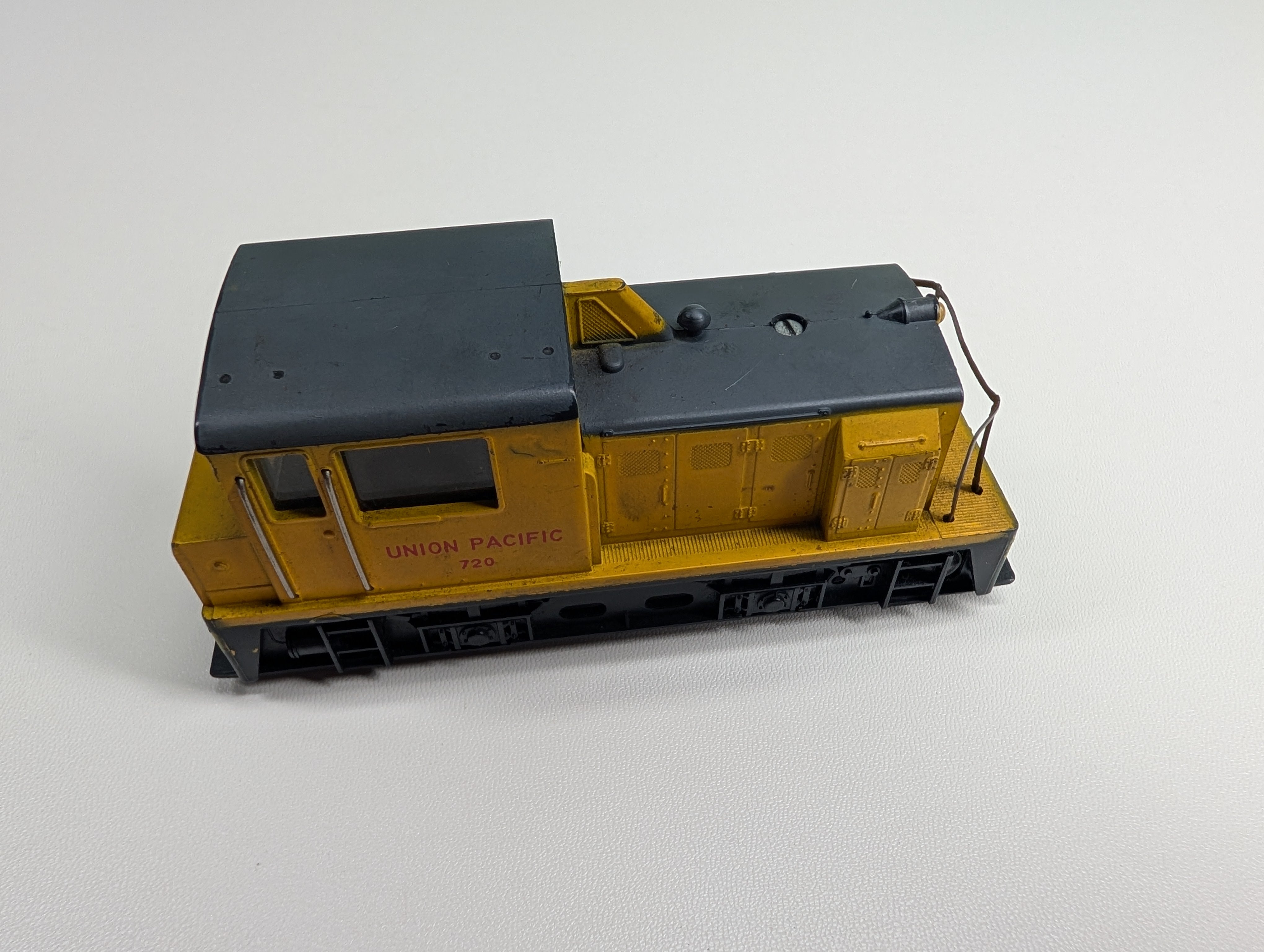 USED HO Scale Switcher Diesel Locomotive Union Pacific UP #720 Tested! DC