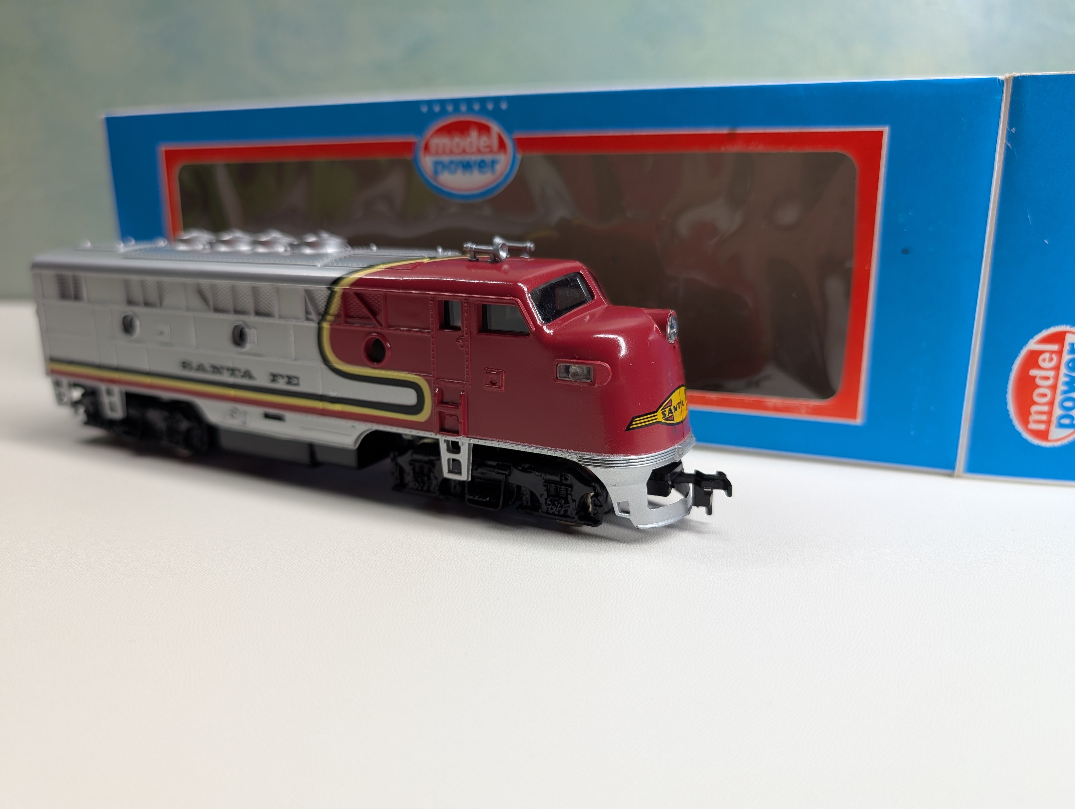 USED Model Power HO Scale F3 Diesel Locomotive Santa Fe Tested! DC