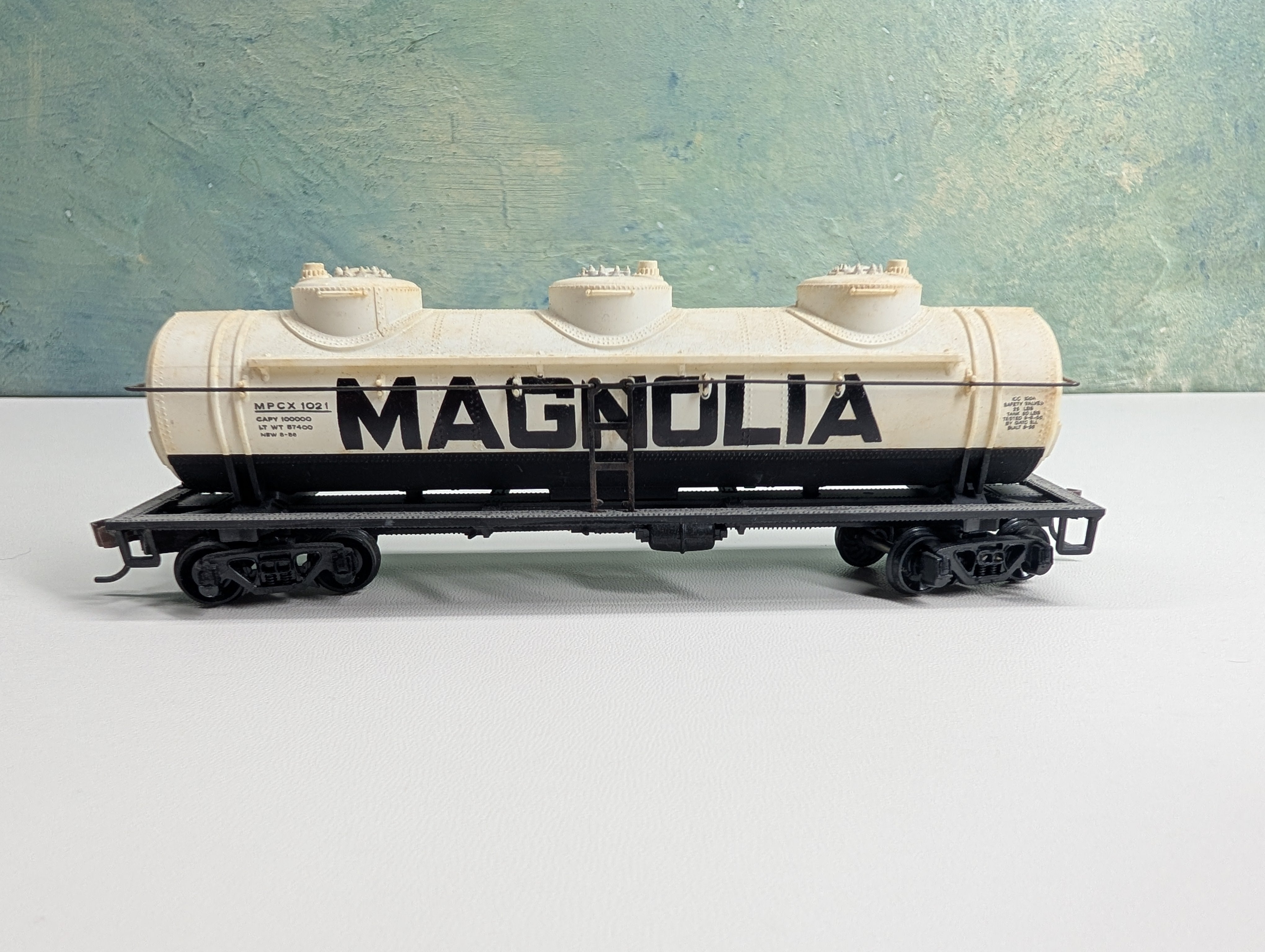 USED HO Scale Triple Dome Tank Car Magnolia MPCX #1021
