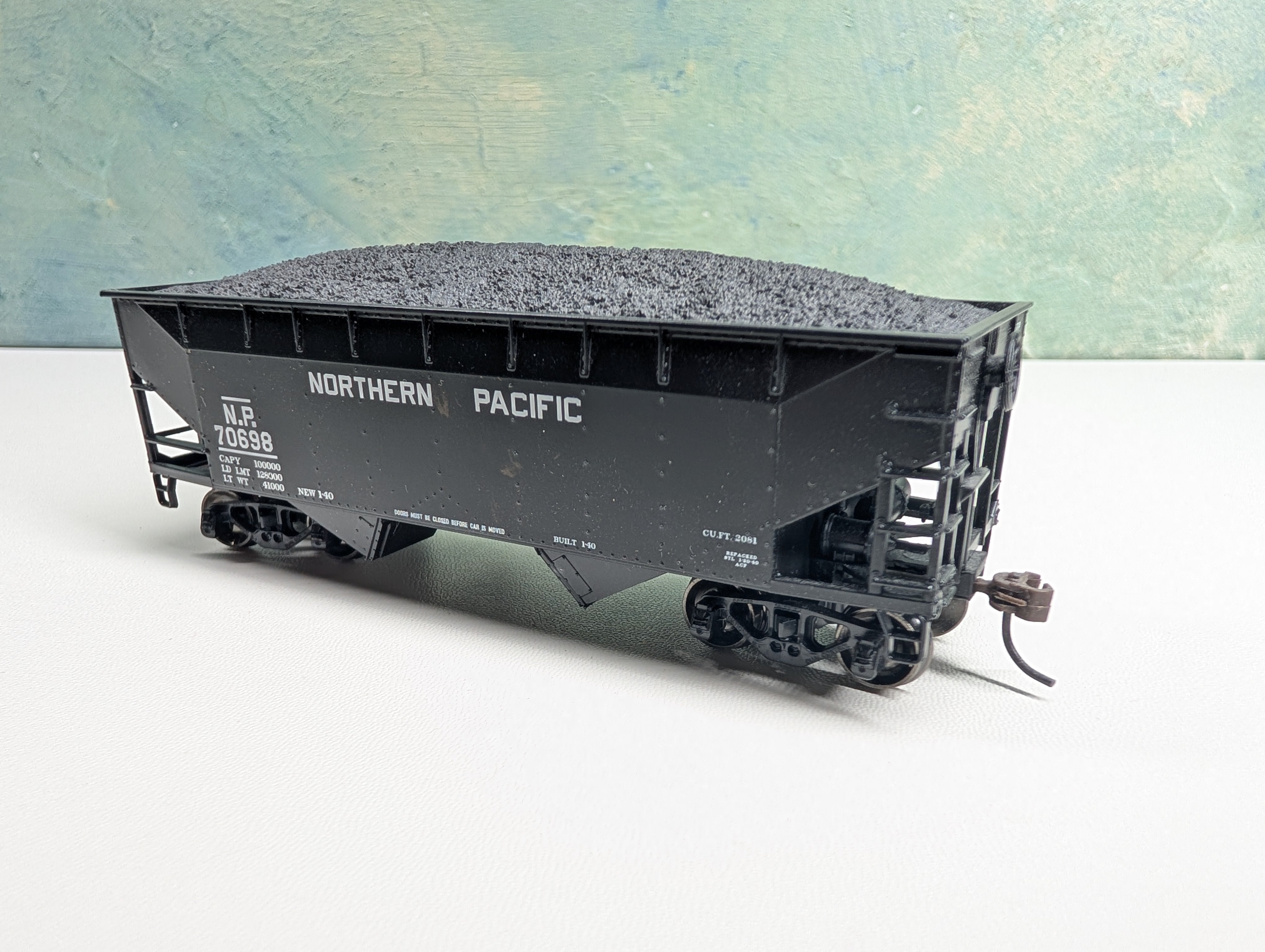 USED Athearn HO Scale 2 Bay Coal Hopper Northern Pacific NP #70698 Metal Wheels