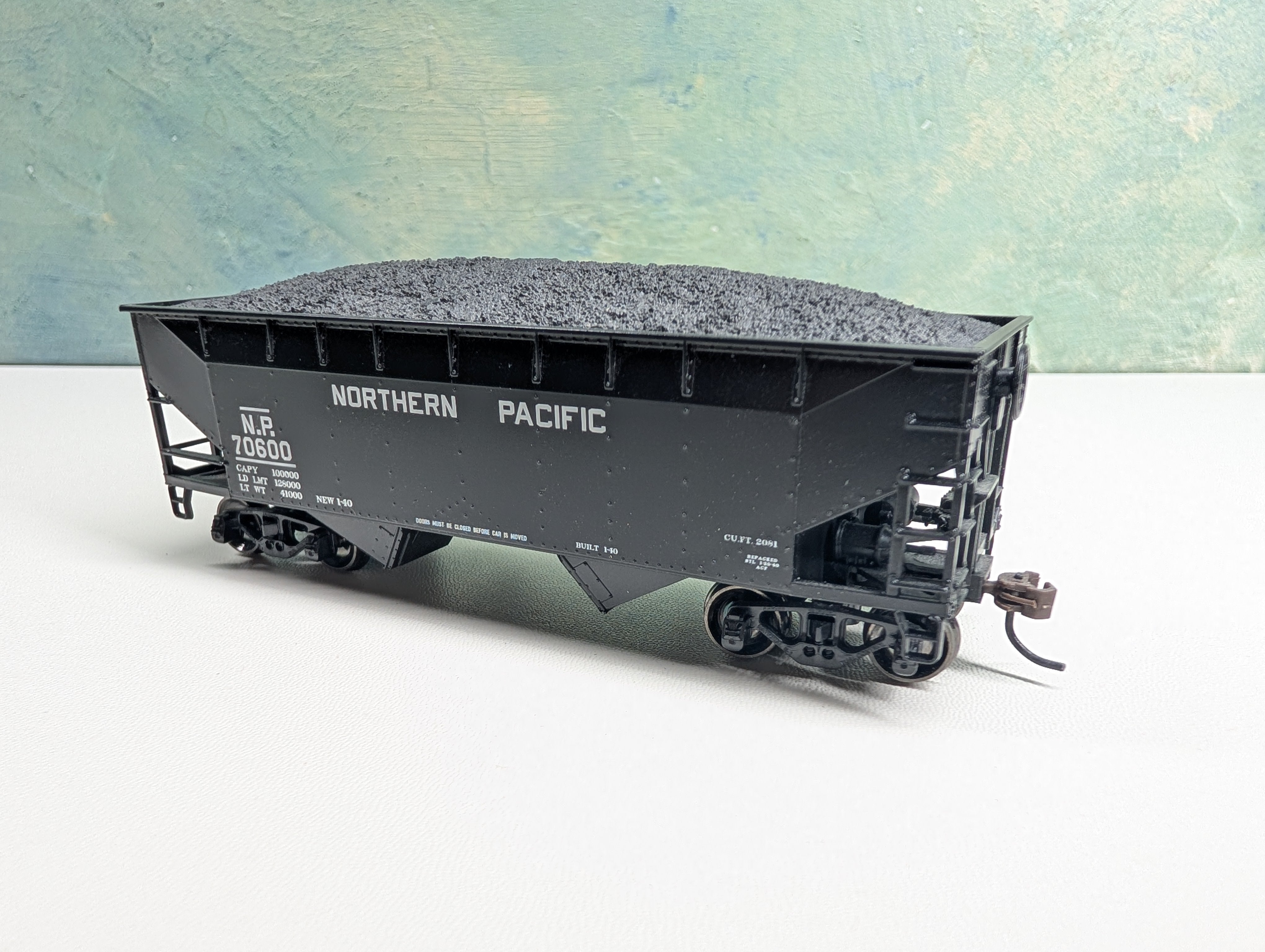 USED Athearn HO Scale 2 Bay Coal Hopper Northern Pacific NP #70600 Metal Wheels