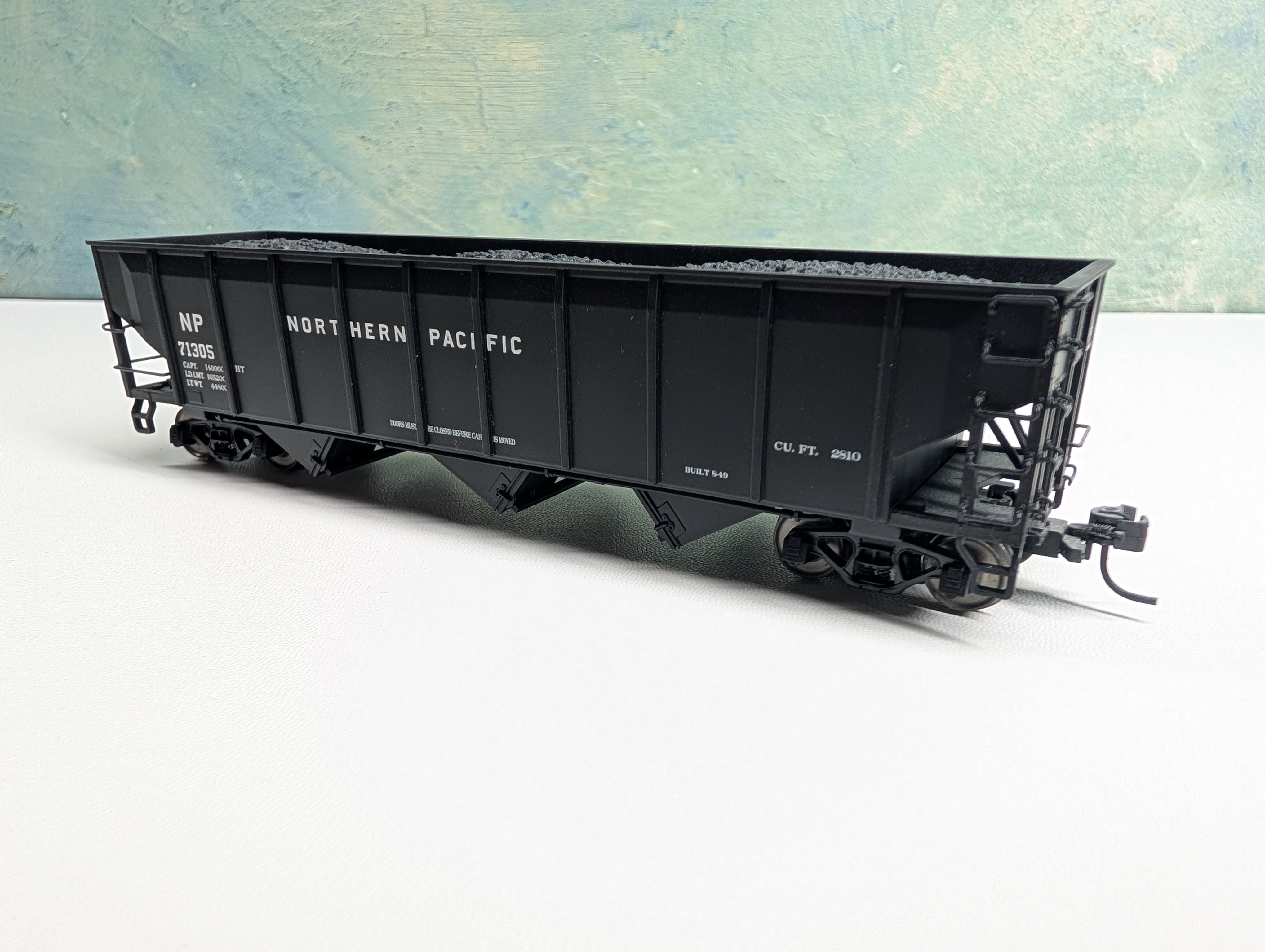 USED Trix HO Scale 3 Bay Coal Hopper Northern Pacific NP #71305 Metal Wheels