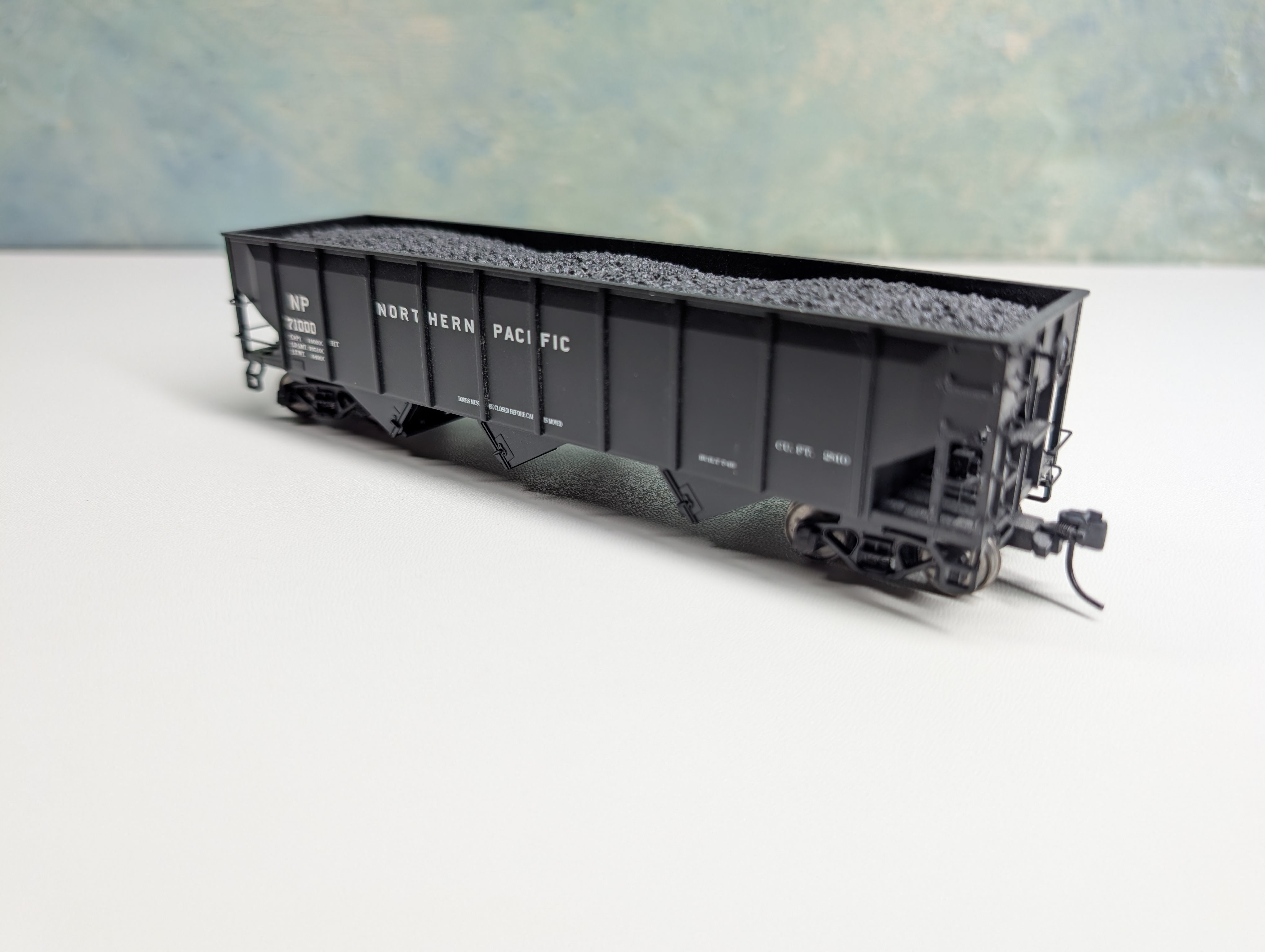 USED Trix HO Scale 3 Bay Coal Hopper Northern Pacific NP #7100 Metal Wheels