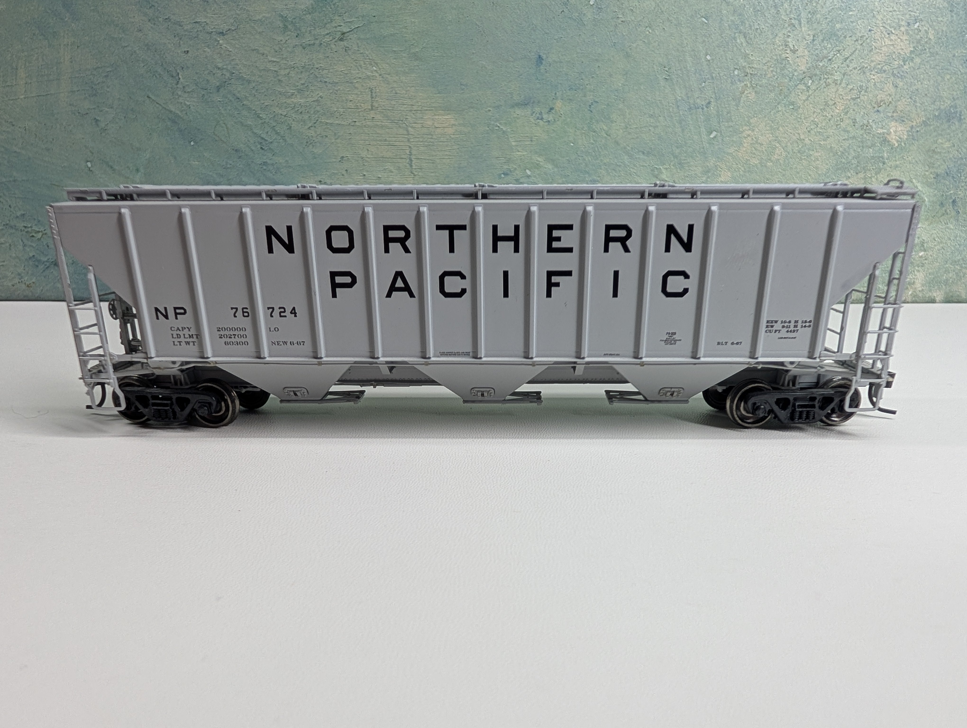 USED Life-Like HO Scale Proto2000 4427 PS2-CD High Side Covered Hopper Northern Pacific NP #76724 Metal Wheels