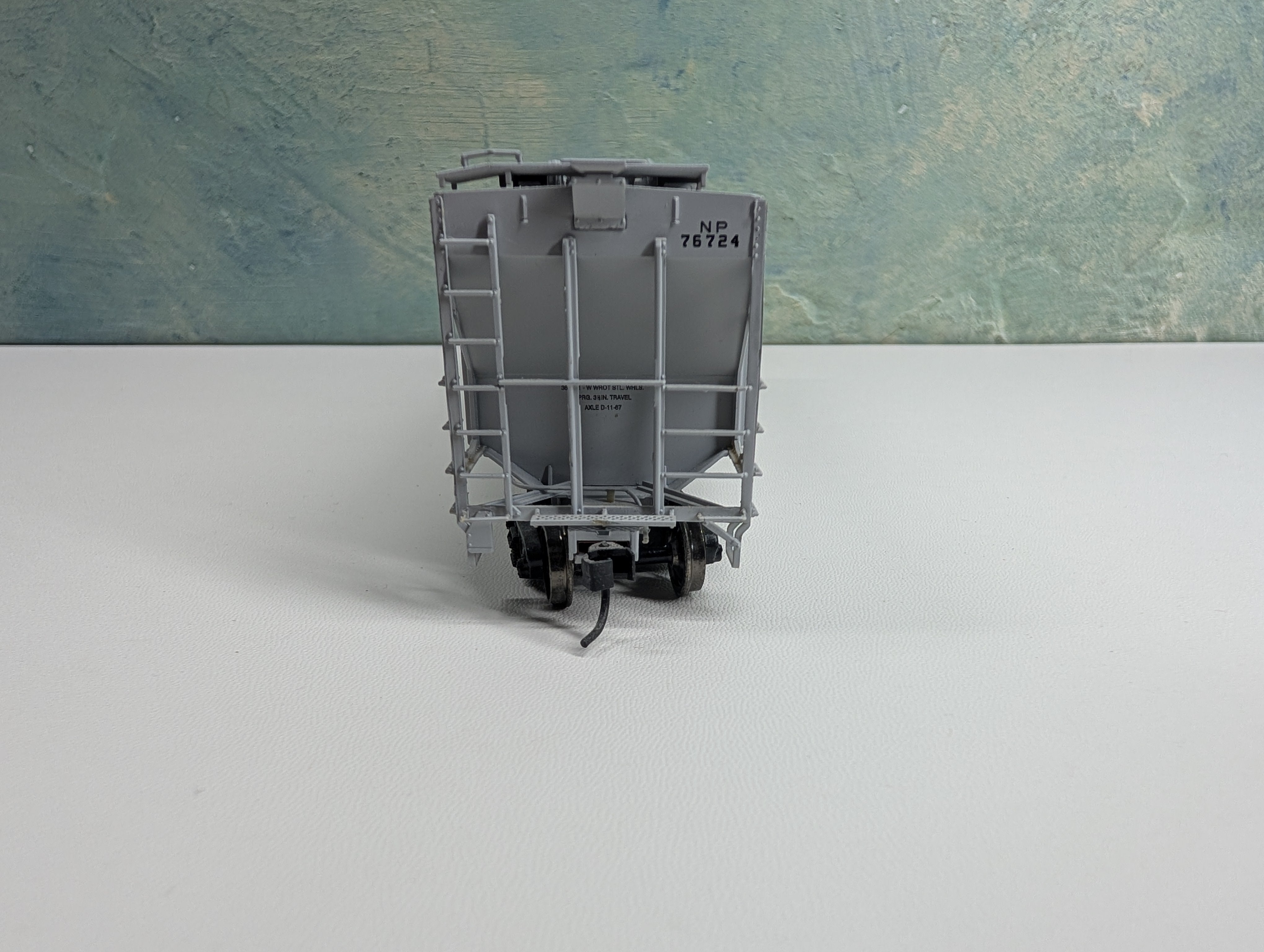 USED Life-Like HO Scale Proto2000 4427 PS2-CD High Side Covered Hopper Northern Pacific NP #76724 Metal Wheels