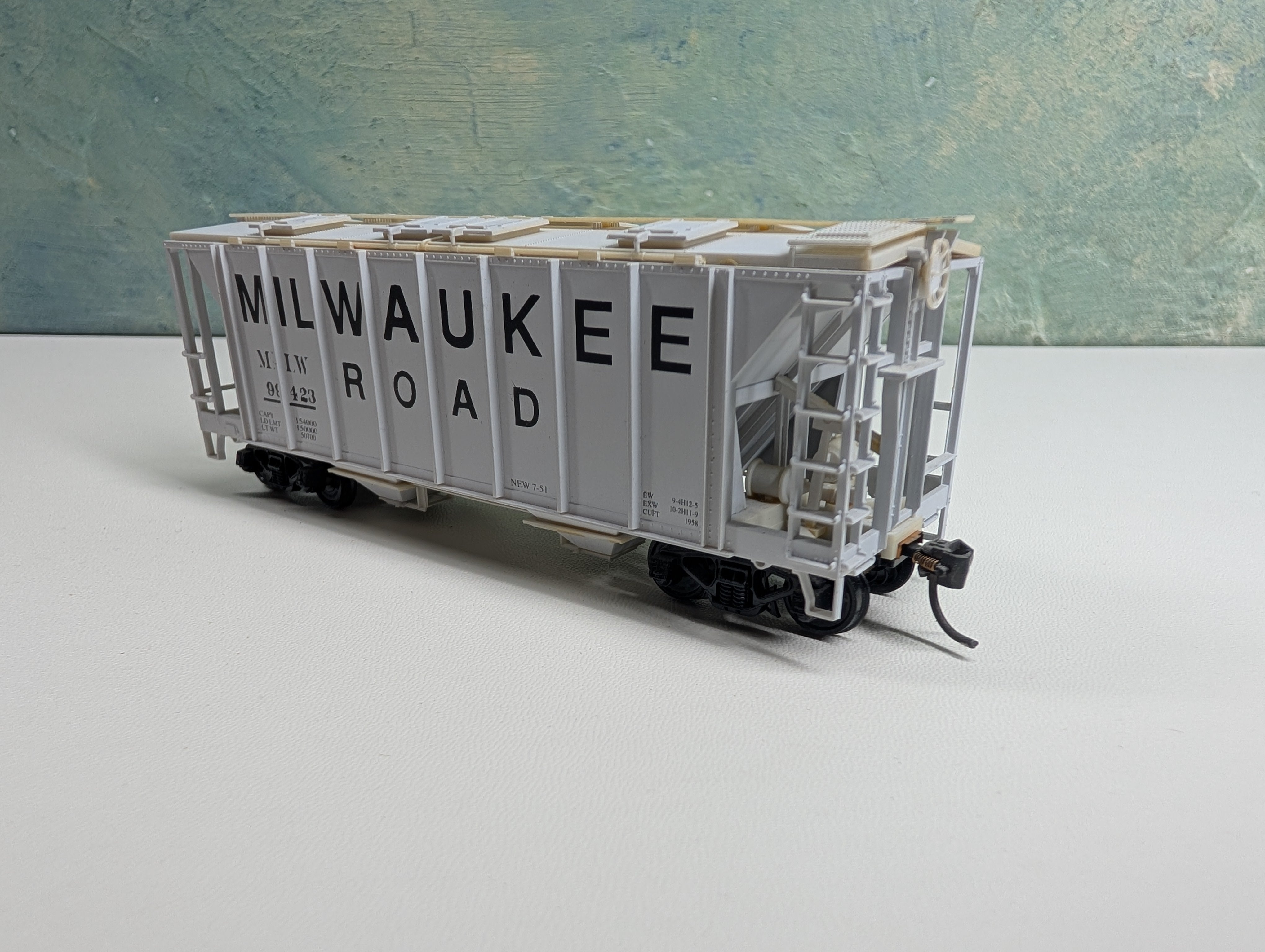 USED Bowser HO Scale Covered Hopper Milwaukee Road MILW #99423