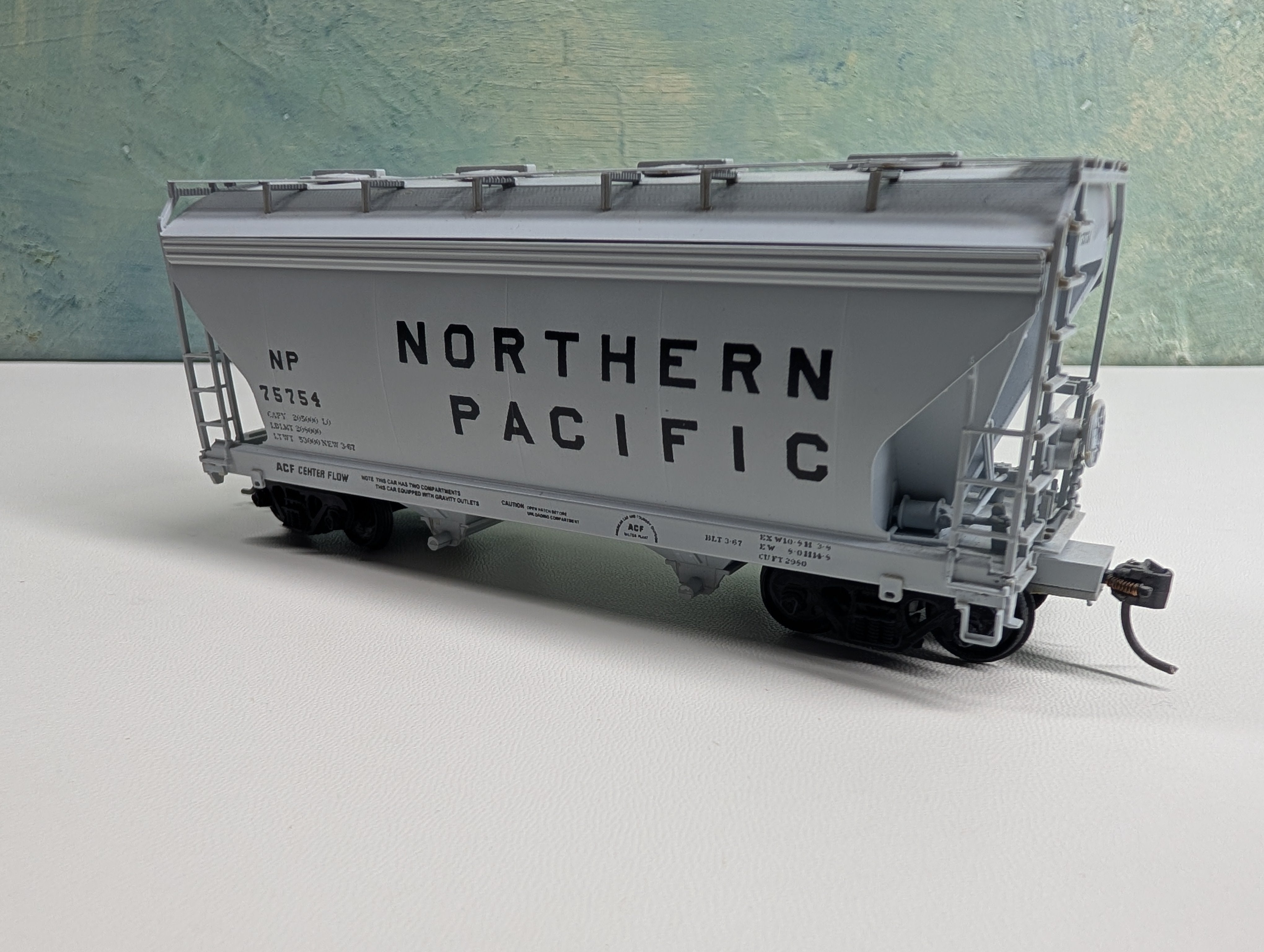 USED HO Scale Covered 2 Bay Hopper Northern Pacific NP #75754