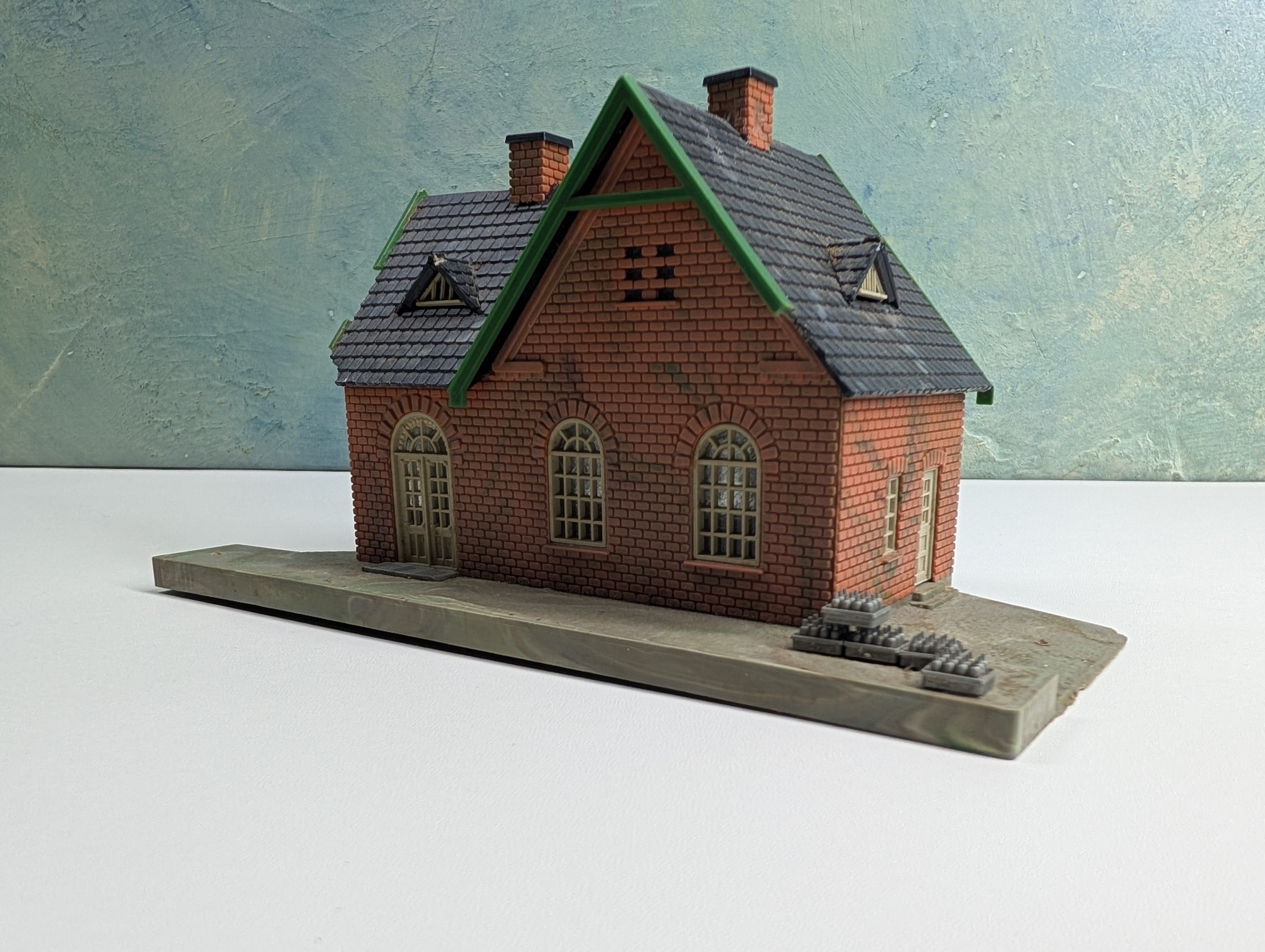 USED Heljan HO Scale Brick Freight Station