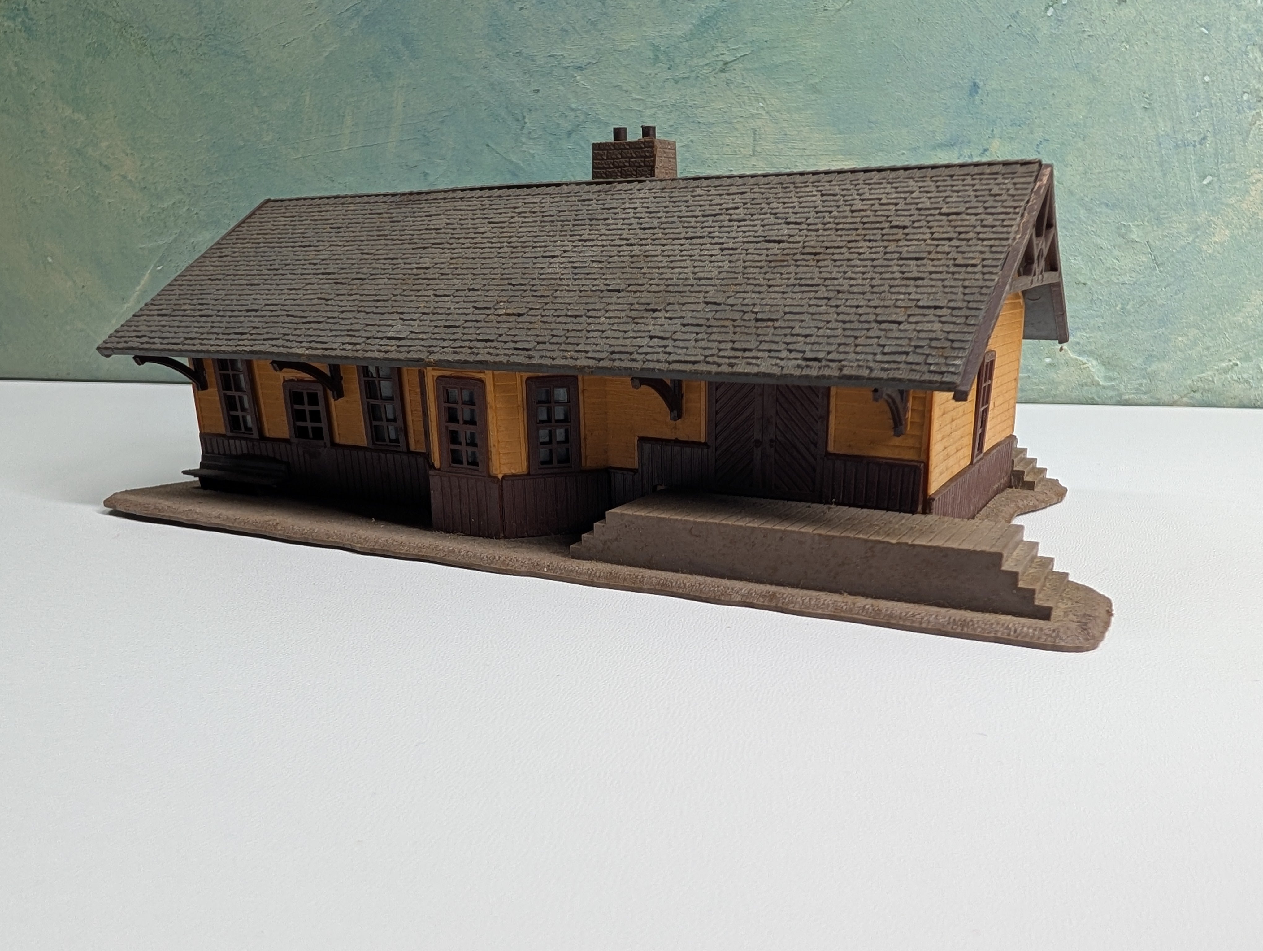 USED Pola HO Scale Passenger Station