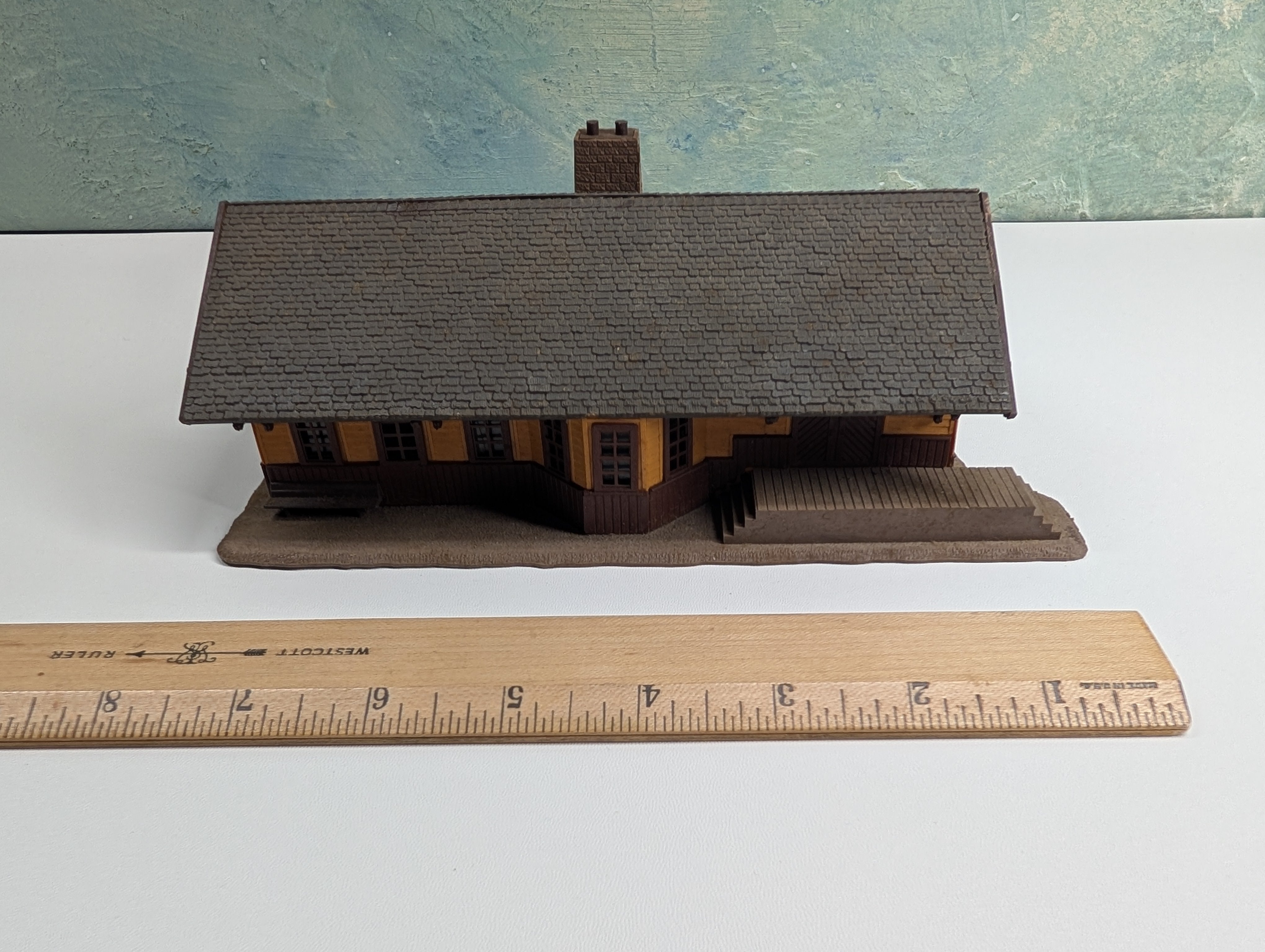 USED Pola HO Scale Passenger Station