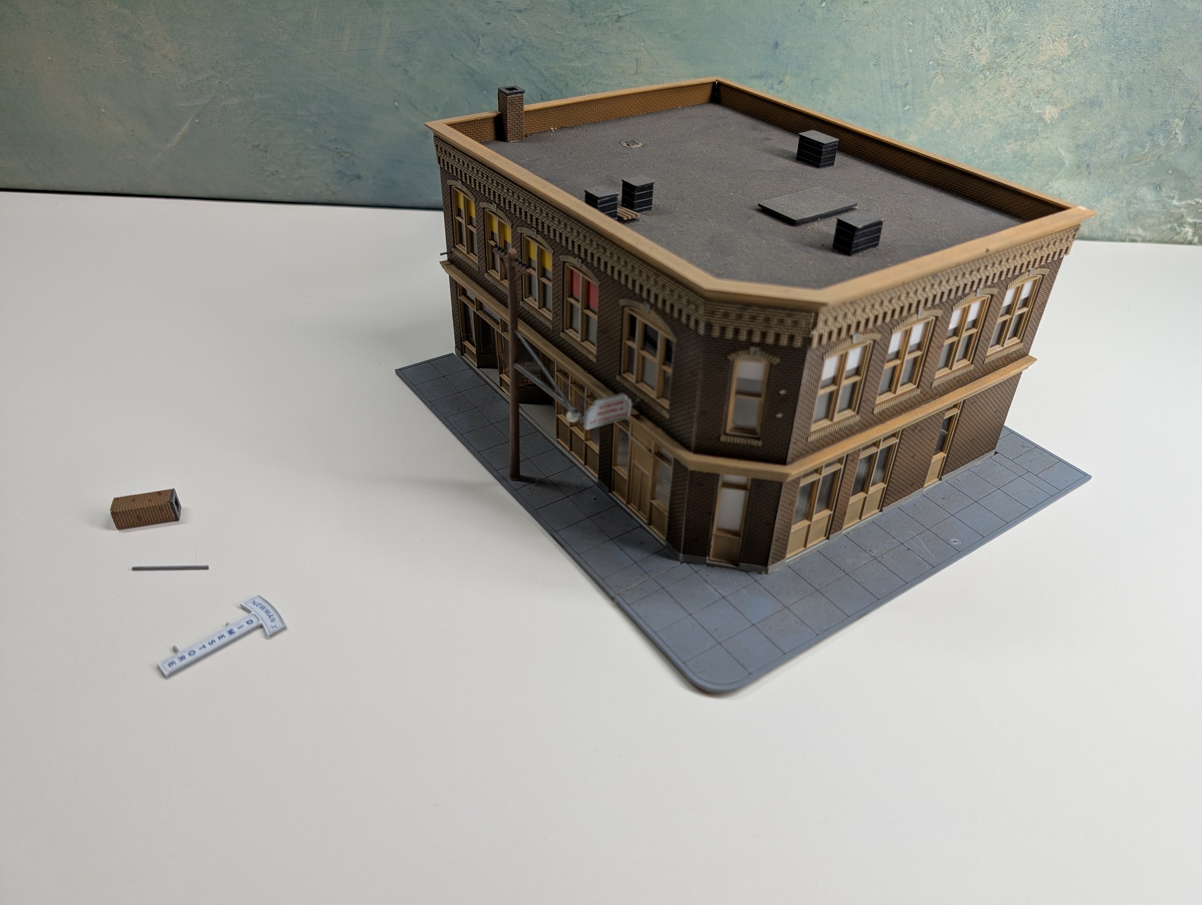 USED Walthers HO Scale Corner Store, Brick Building, Merchants Row