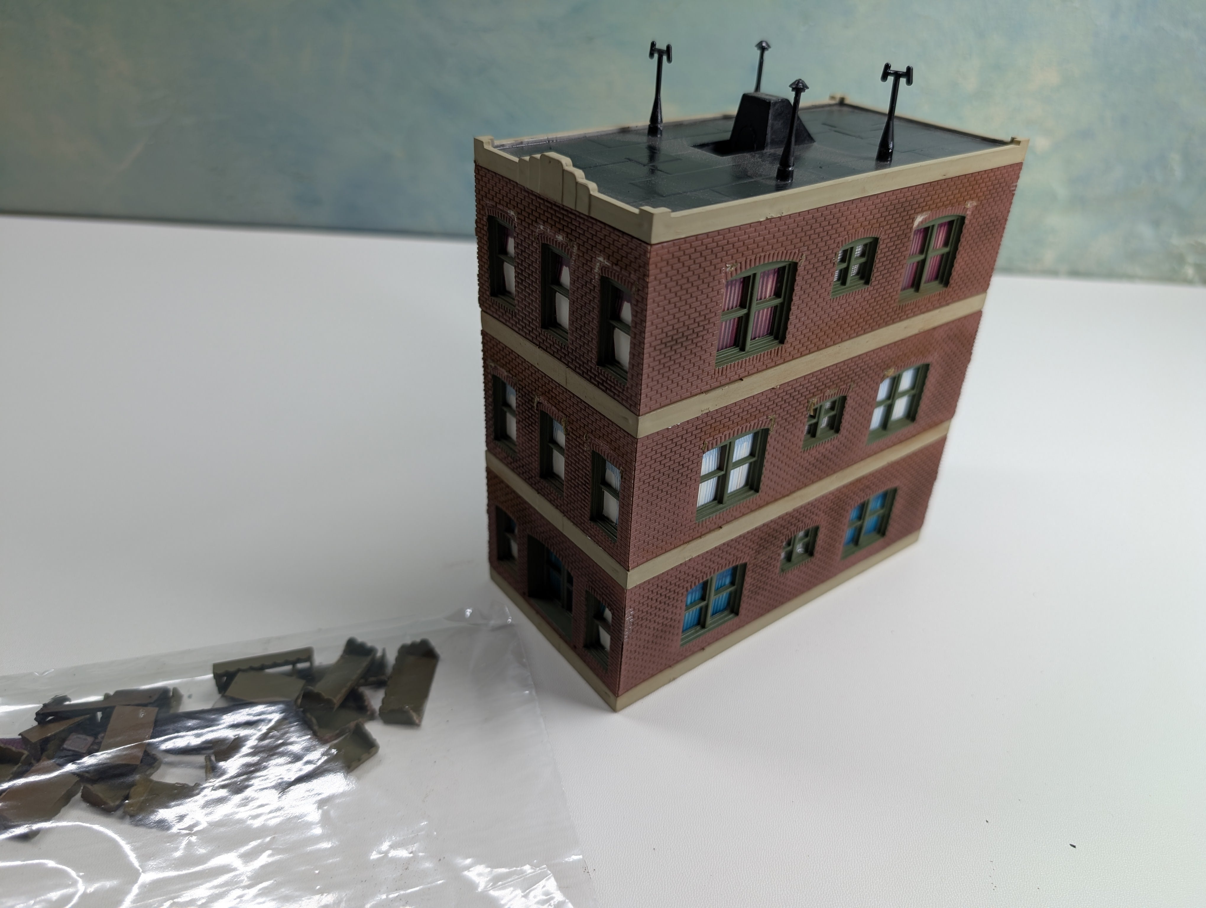 USED HO Scale Brick Apartment Building