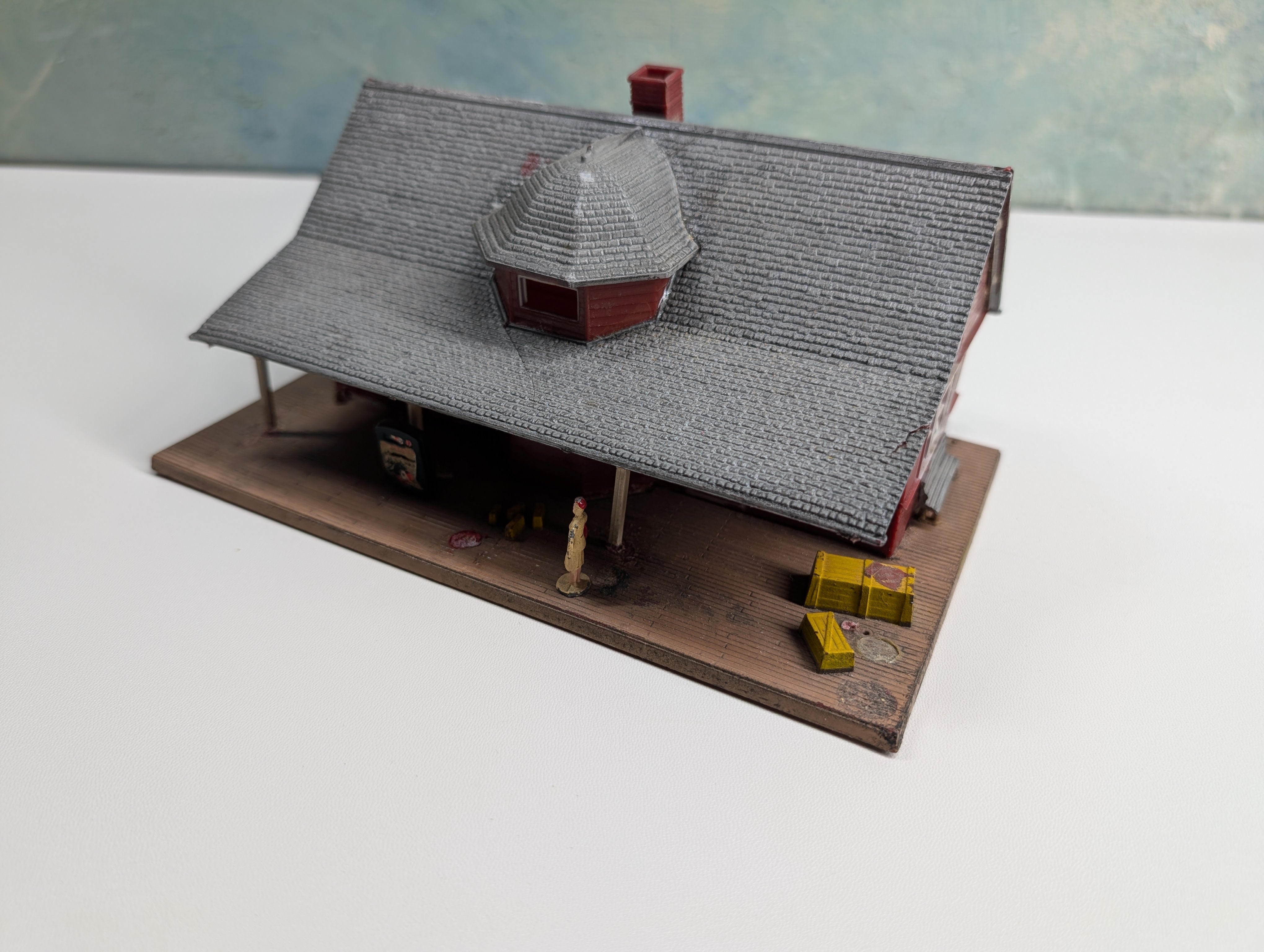 USED HO Scale Suburban Station