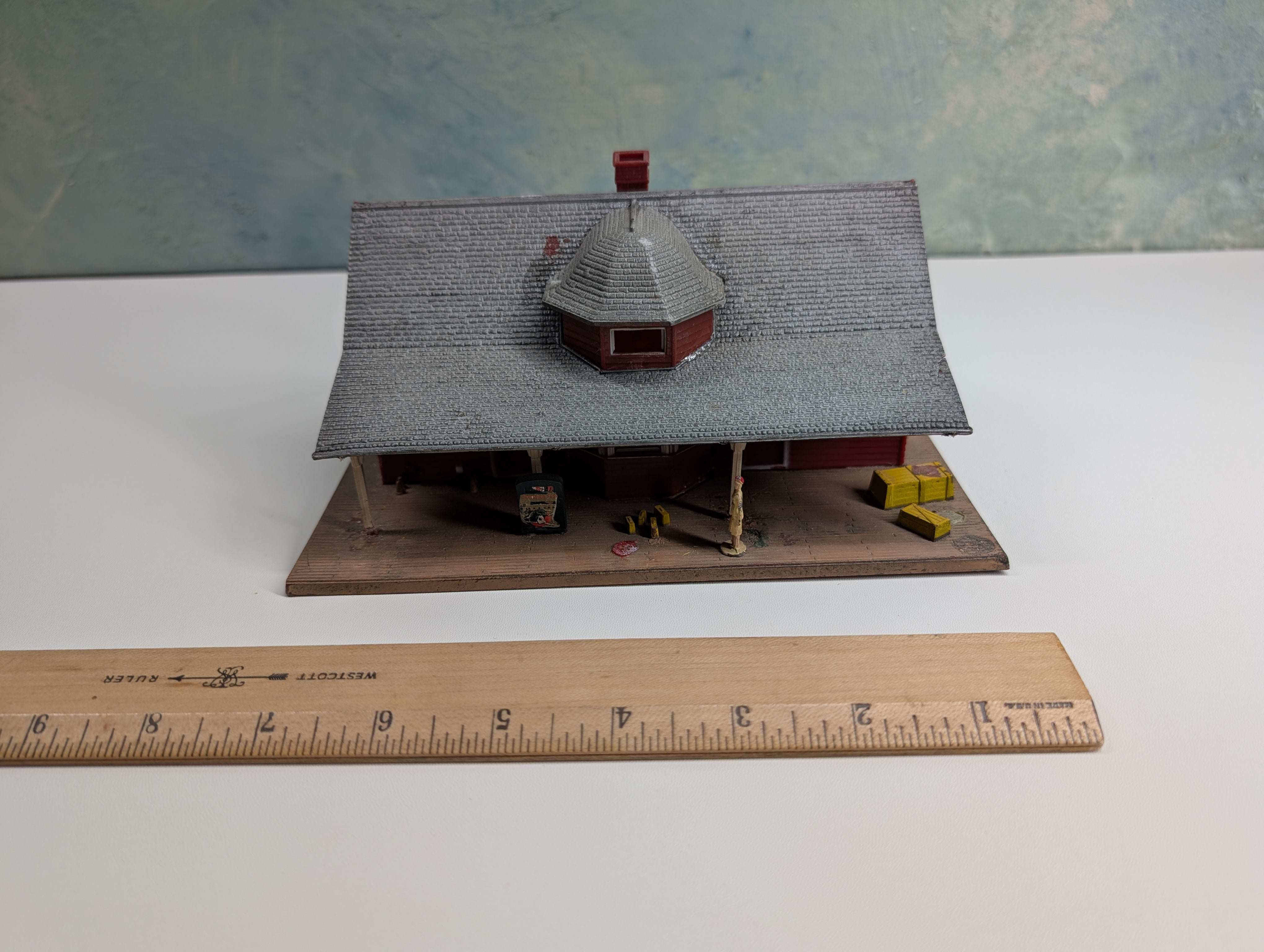 USED HO Scale Suburban Station