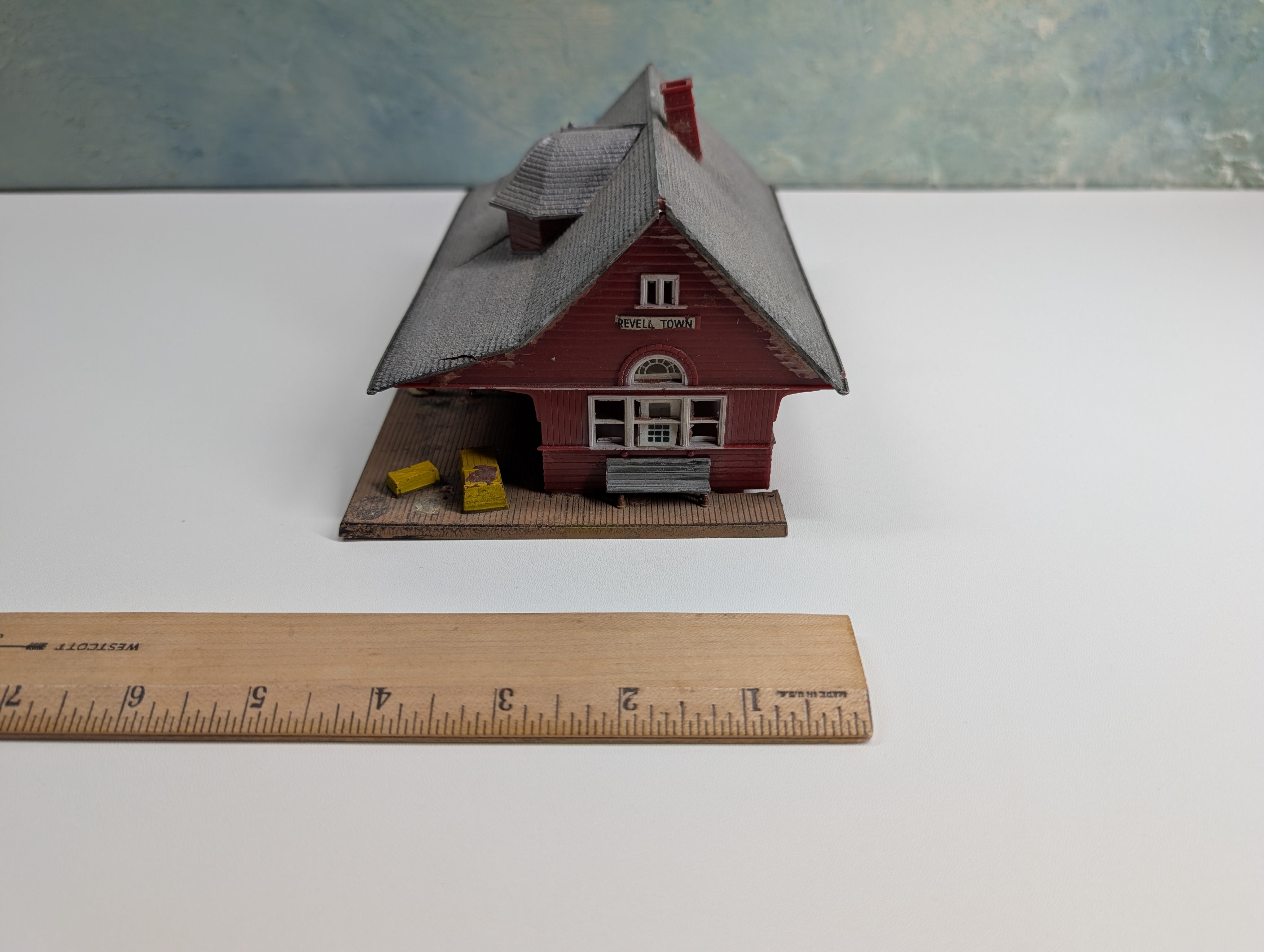 USED HO Scale Suburban Station