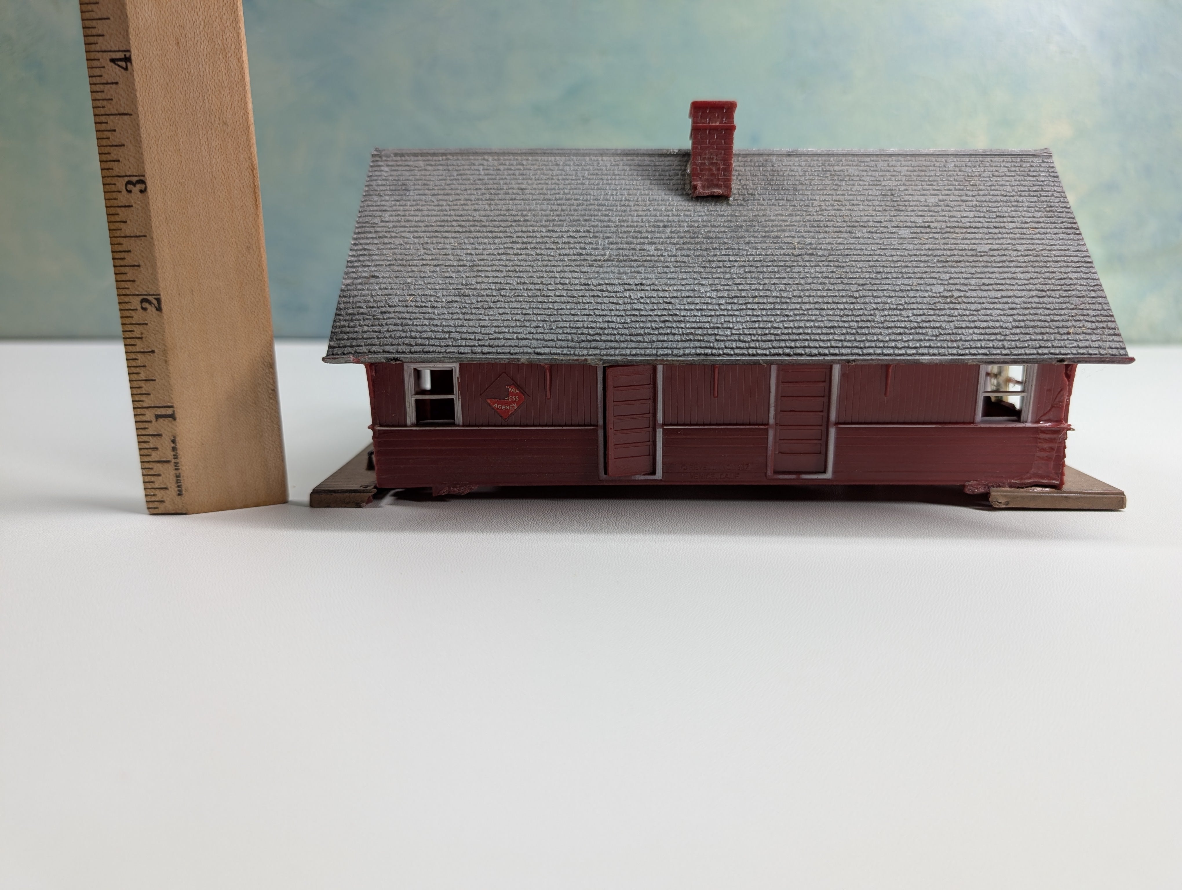 USED HO Scale Suburban Station