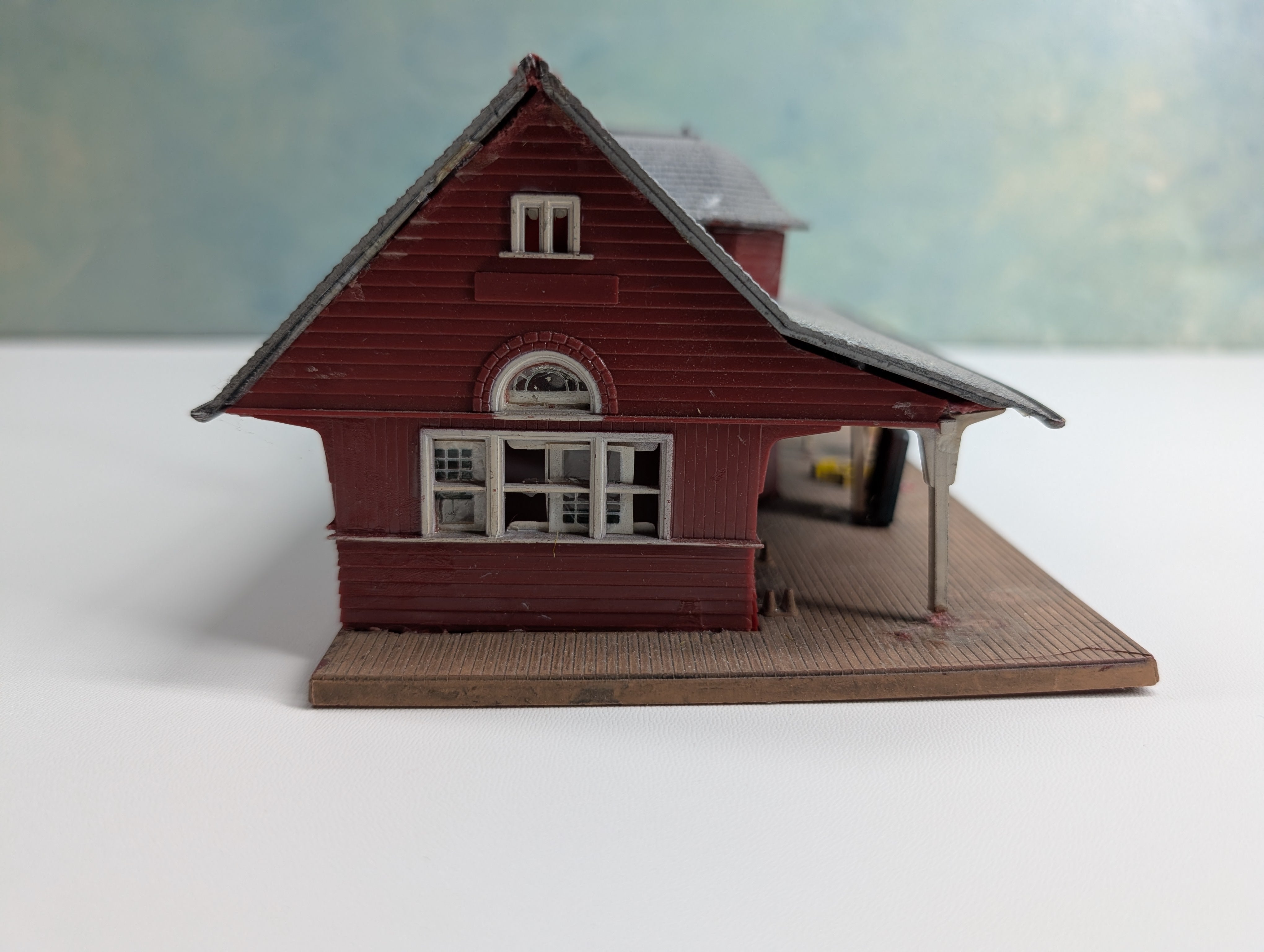 USED HO Scale Suburban Station