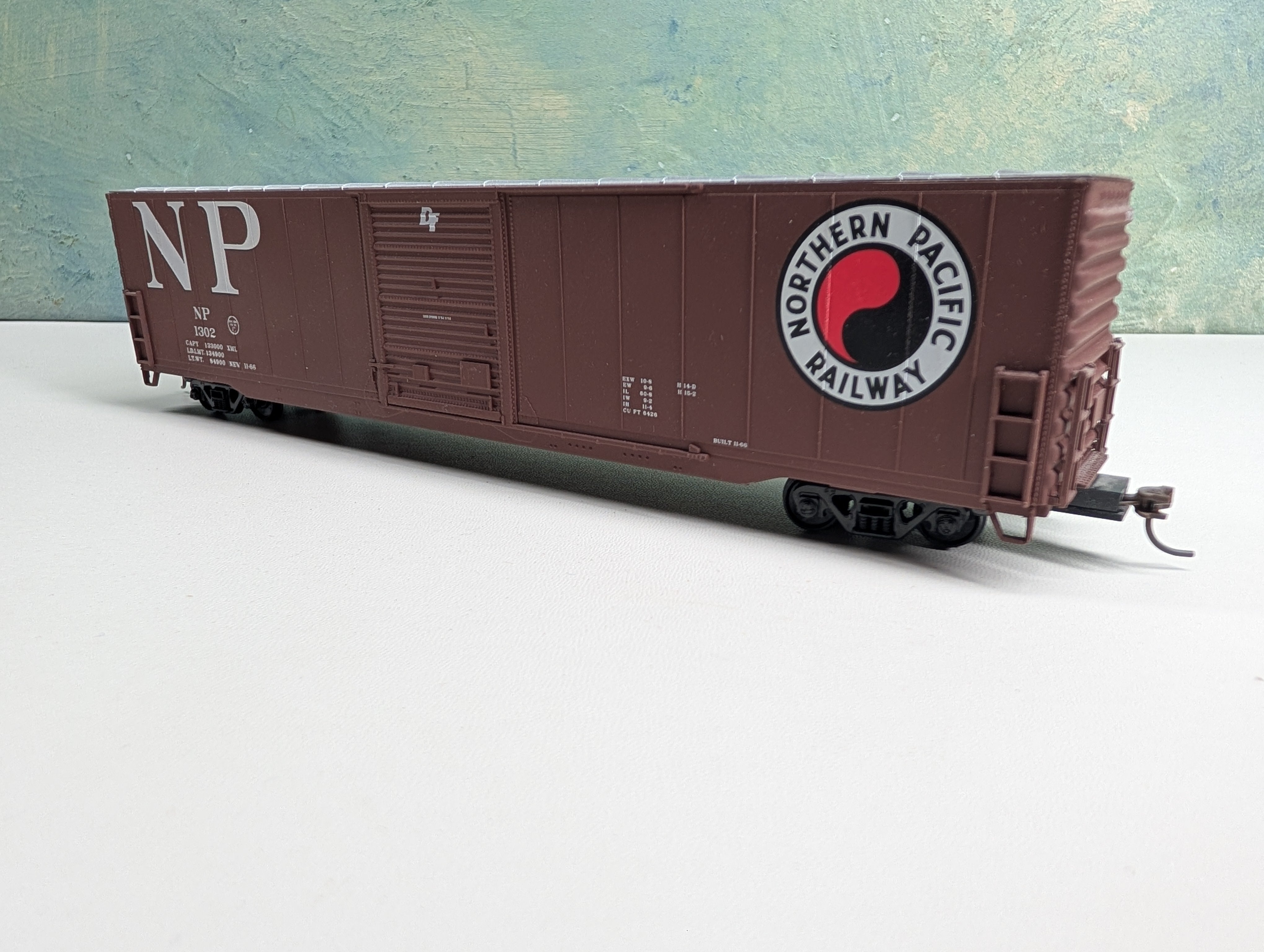 USED Walthers 932-3563 HO Scale 60' PS Auto Box Car Northern Pacific NP #1302