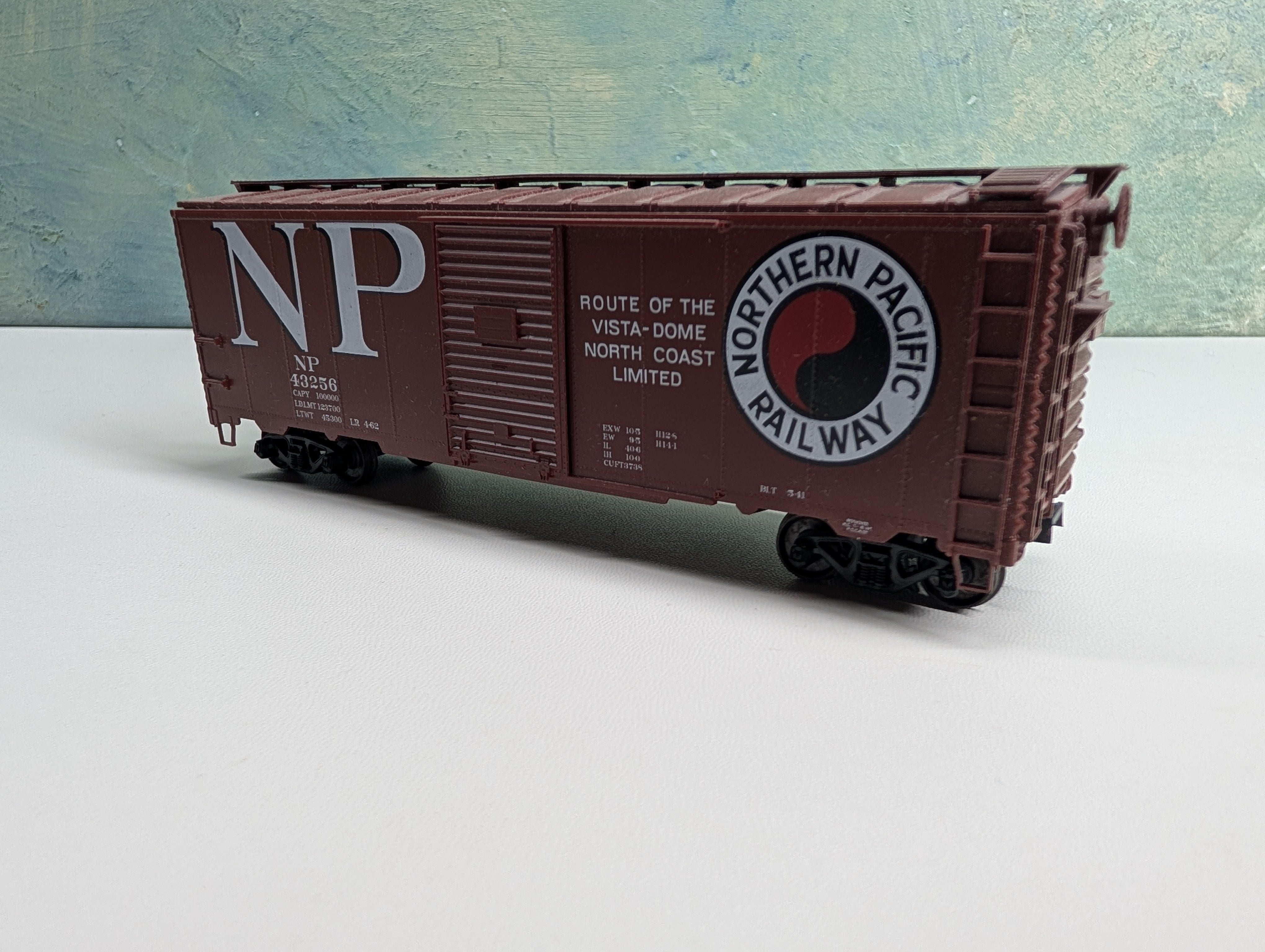 USED HO Scale 40' Box Car Northern Pacific NP #43256 Metal Wheels
