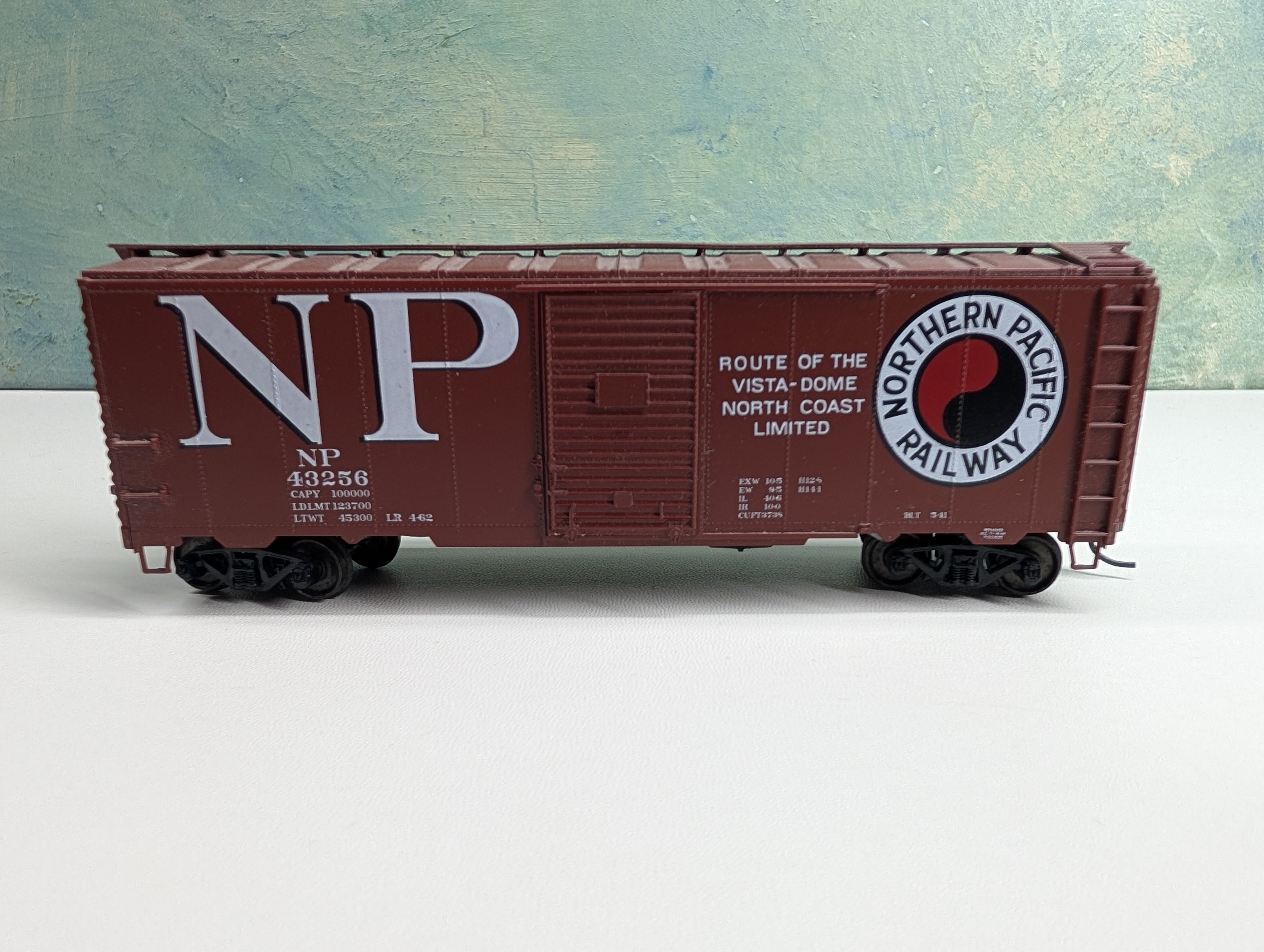 USED HO Scale 40' Box Car Northern Pacific NP #43256 Metal Wheels