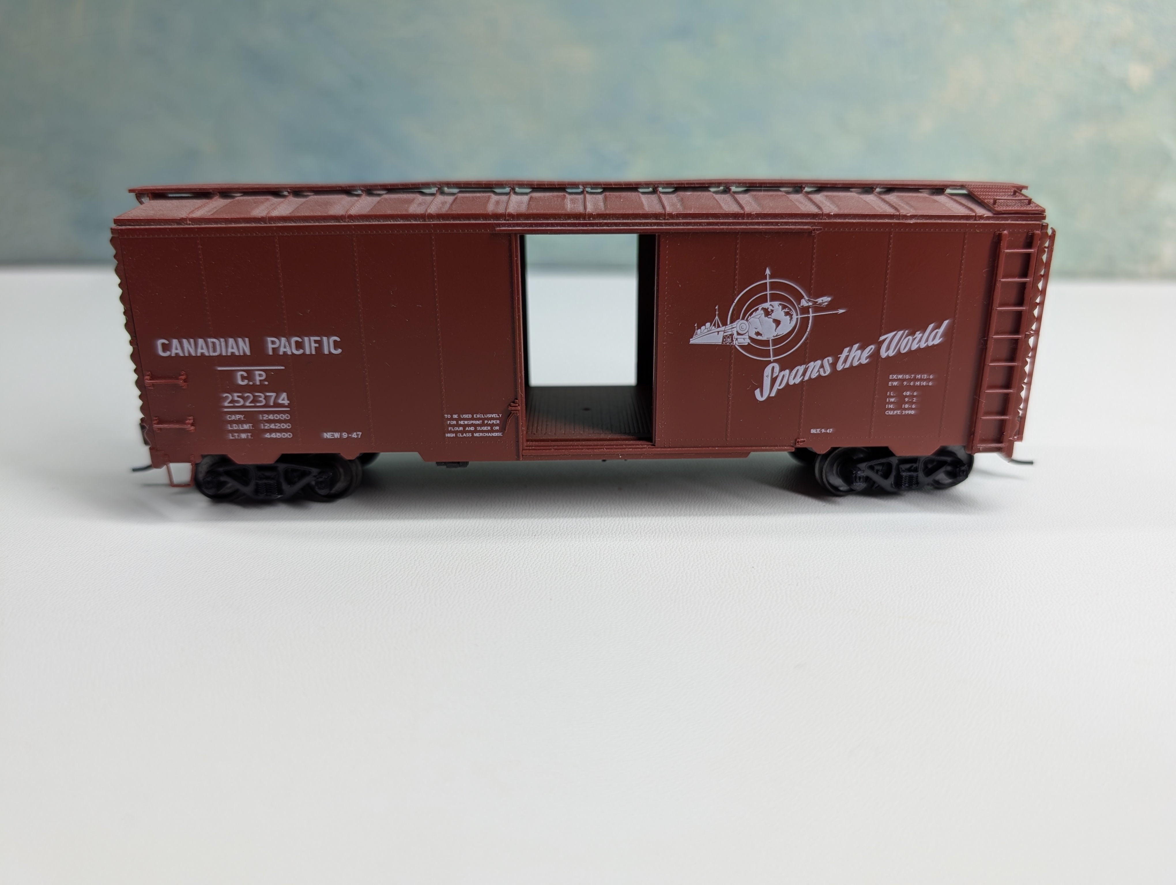 USED HO Scale 40' Box Car Canadian Pacific CP #252374 Metal Wheels