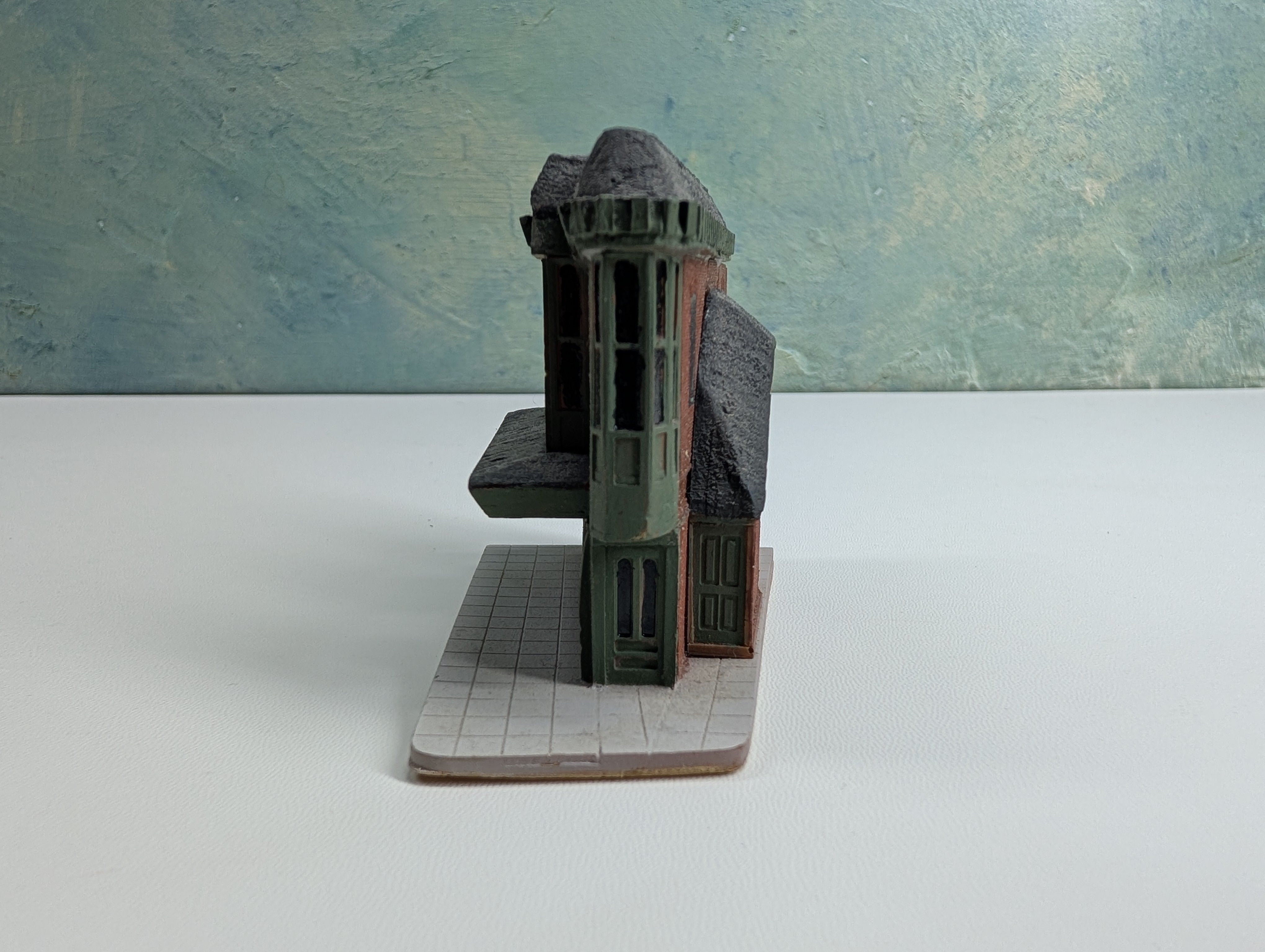 USED N Scale German Store Front