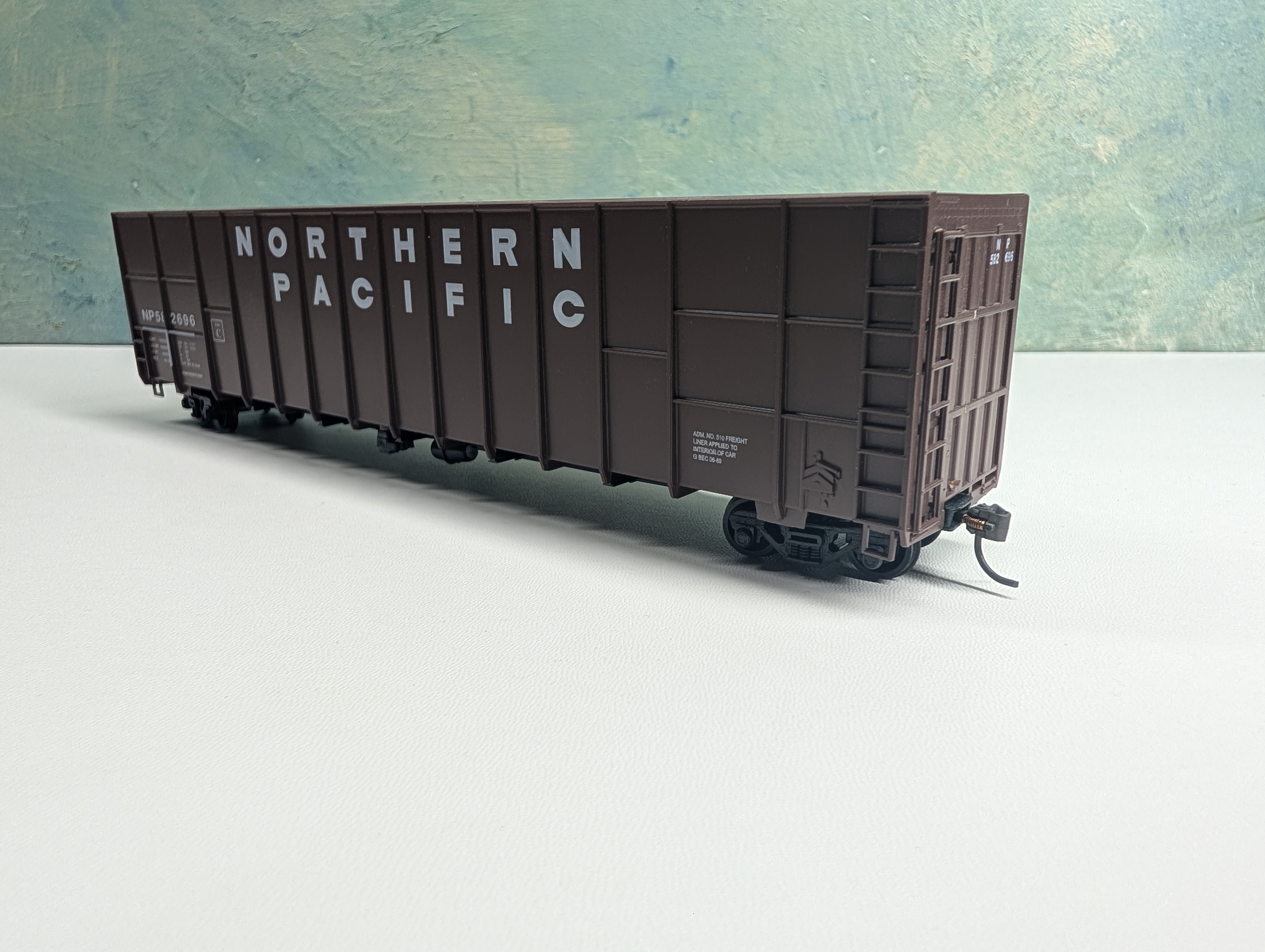 USED HO Scale 62' Wood Chip Box Car Northern Pacific NP #2696