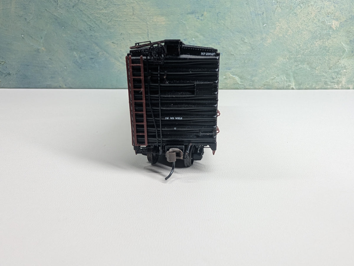USED HO Scale 40' Box Car Northern Pacific NP #29825 Metal Wheels