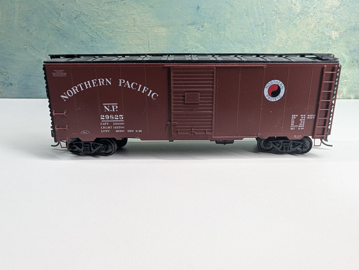 USED HO Scale 40' Box Car Northern Pacific NP #29825 Metal Wheels